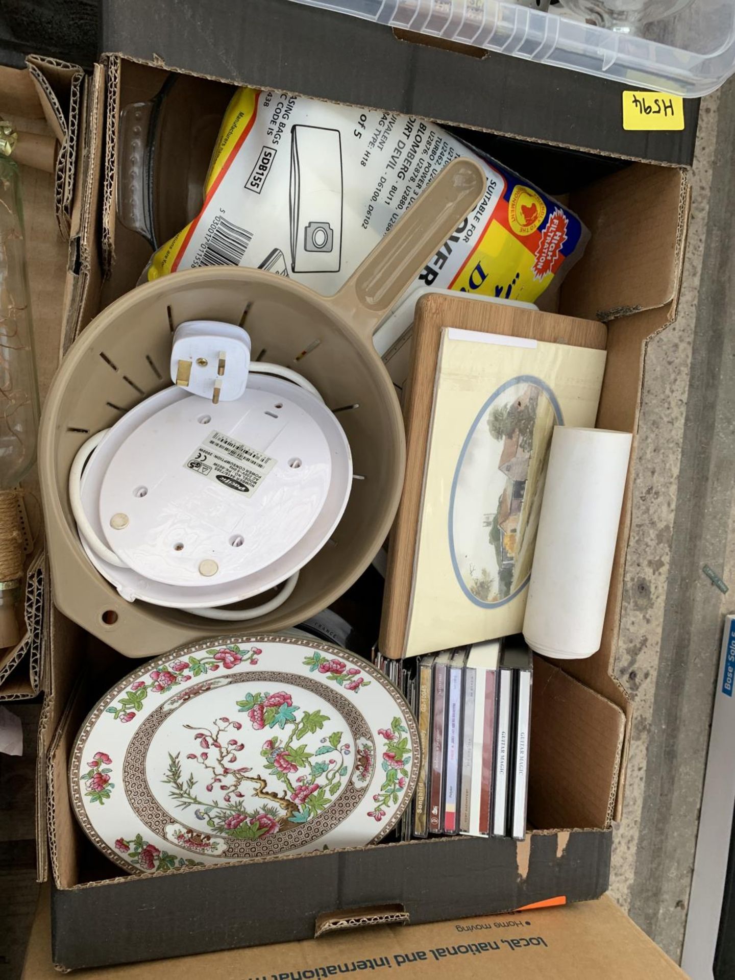 AN ASSORTMENT OF HOUSEHOLD CLEARANCE ITEMS TO INCLUDE CERAMICS AND GLASS WARE ETC - Bild 4 aus 4