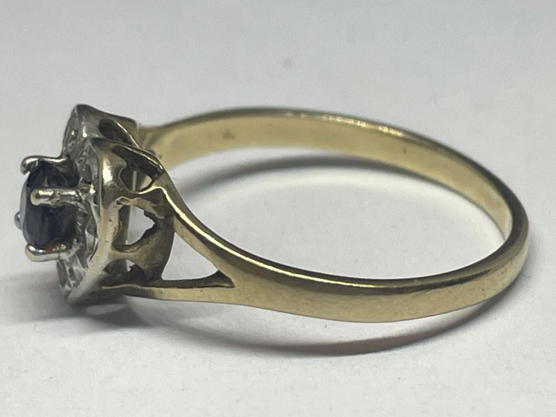 A 9 CARAT GOLD RING WITH A CENTRE SAPPHIRE SURROUNDED BY DIAMONDS IN A HEART SHAPE SIZE M - Image 2 of 3