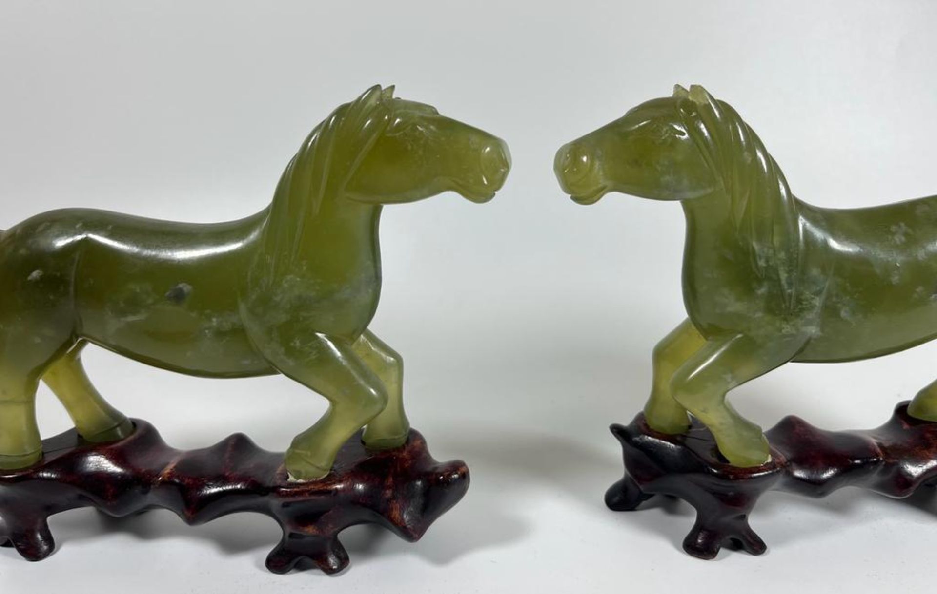 A PAIR OF JADE STYLE HARDSTONE HORSES ON CARVED WOODEN BASES, HEIGHT 12 CM - Image 5 of 6