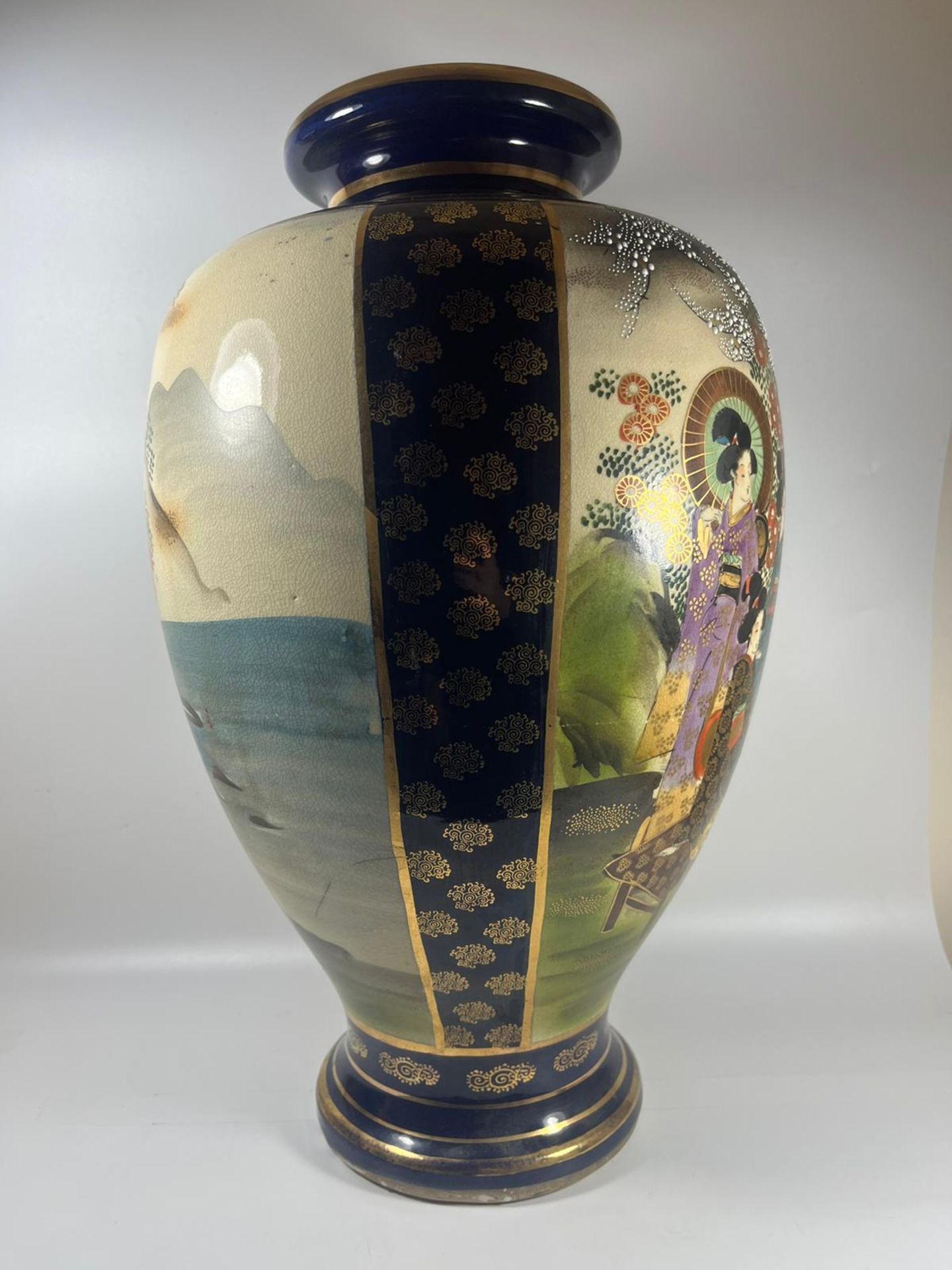 A HUGE ANTIQUE JAPANESE SATSUMA BALUSTER FORM VASE WITH HAND PAINTED FIGURAL SCENES WITH GILT BANDED - Bild 4 aus 9