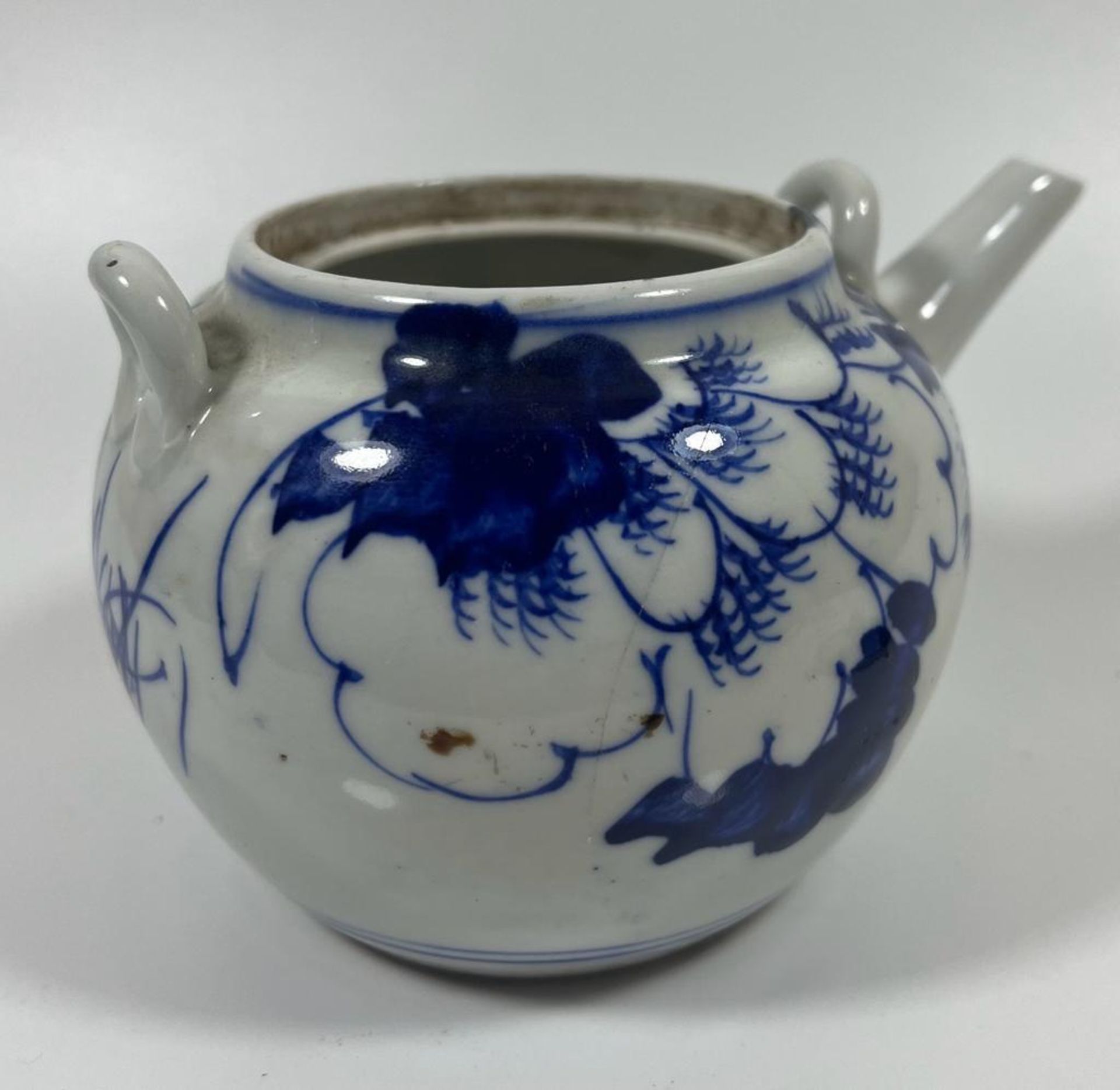 A VINTAGE JAPANESE BLUE AND WHITE SAKE / TEA POT, HEIGHT 10 CM - Image 8 of 9