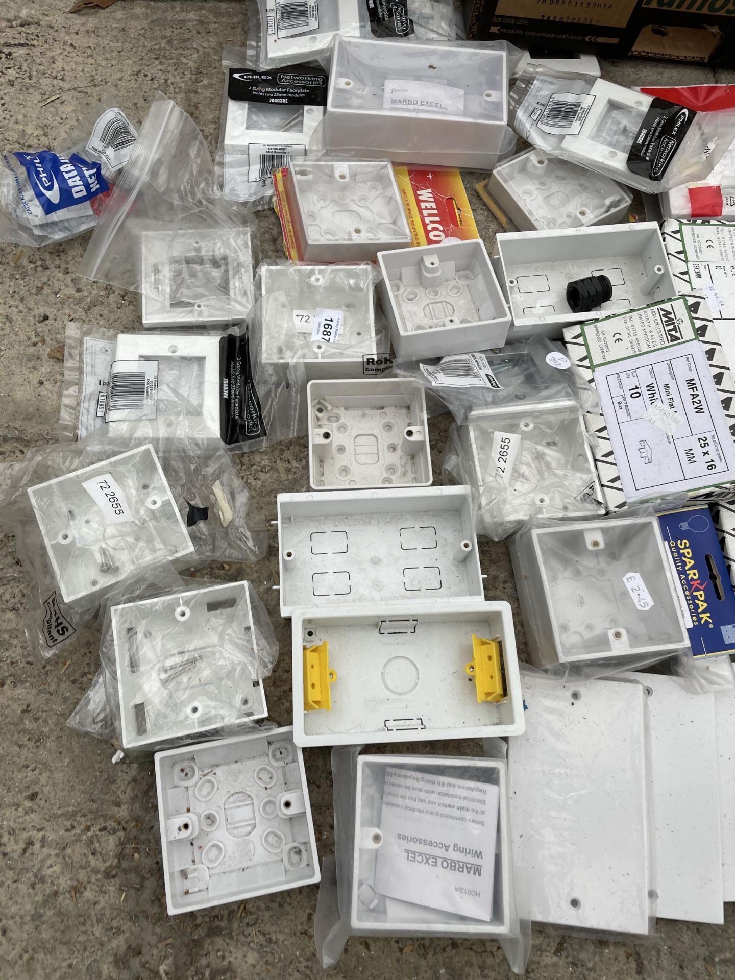 AN ASSORTMENT OF ELECTRICAL SOCKET BOXES AND PLUGS ETC - Bild 3 aus 3