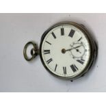 A HALLMARKED BIRMINGHAM SILVER POCKET WATCH WITH A WHITE ENAMEL DIAL AND ROMAN NUMERALS AND KEY (A/