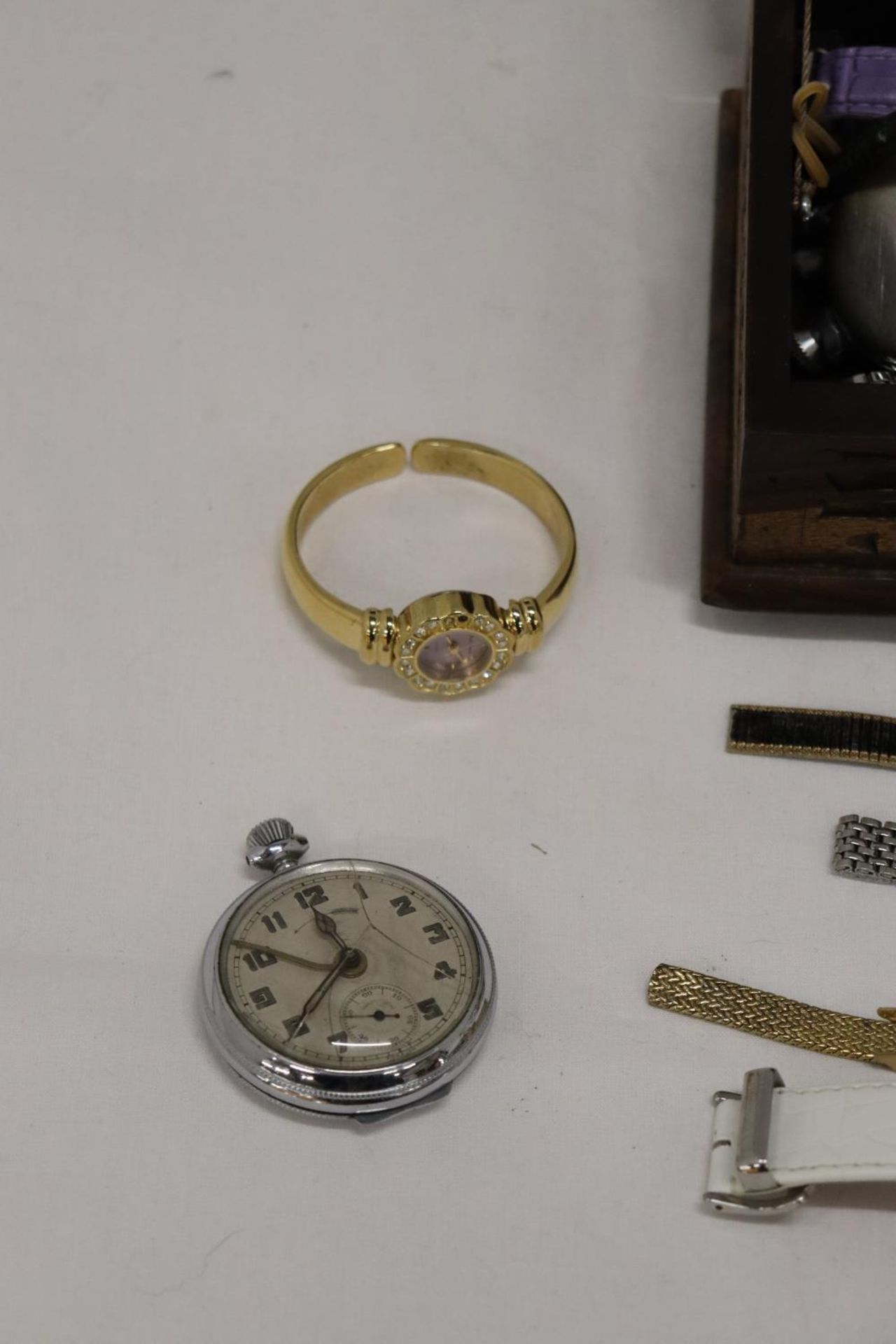 A QUANTITY OF WRISTWATCHES TO INCLUDE LIMIT - 8 IN TOTAL PLUS A CARVED WOODEN BOX WITH A QUANTITY OF - Bild 4 aus 8