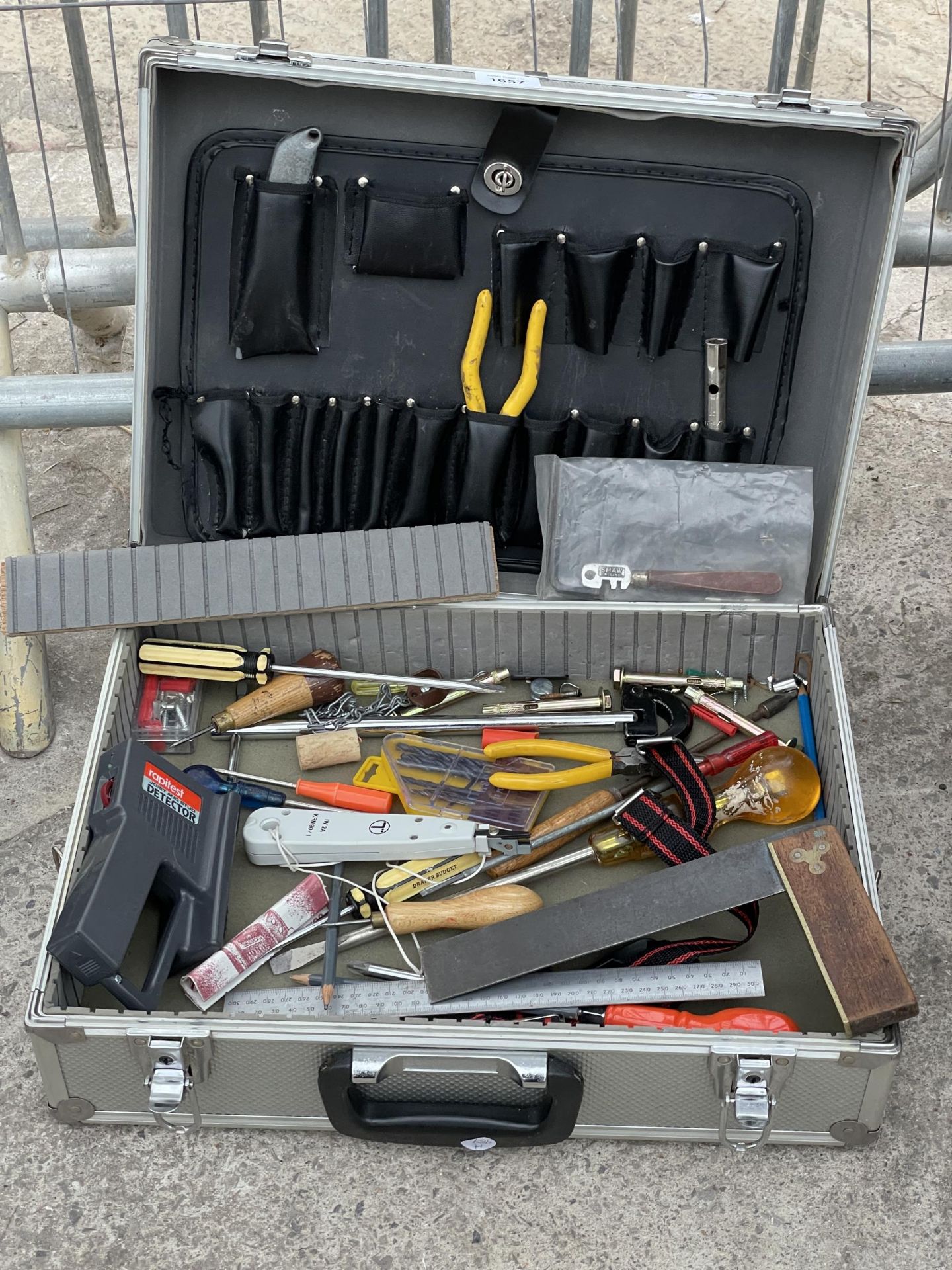 AN ASSORTMENT OF TOOLS TO INCLUDE SCREW DRIVERS AND PLIERS ETC