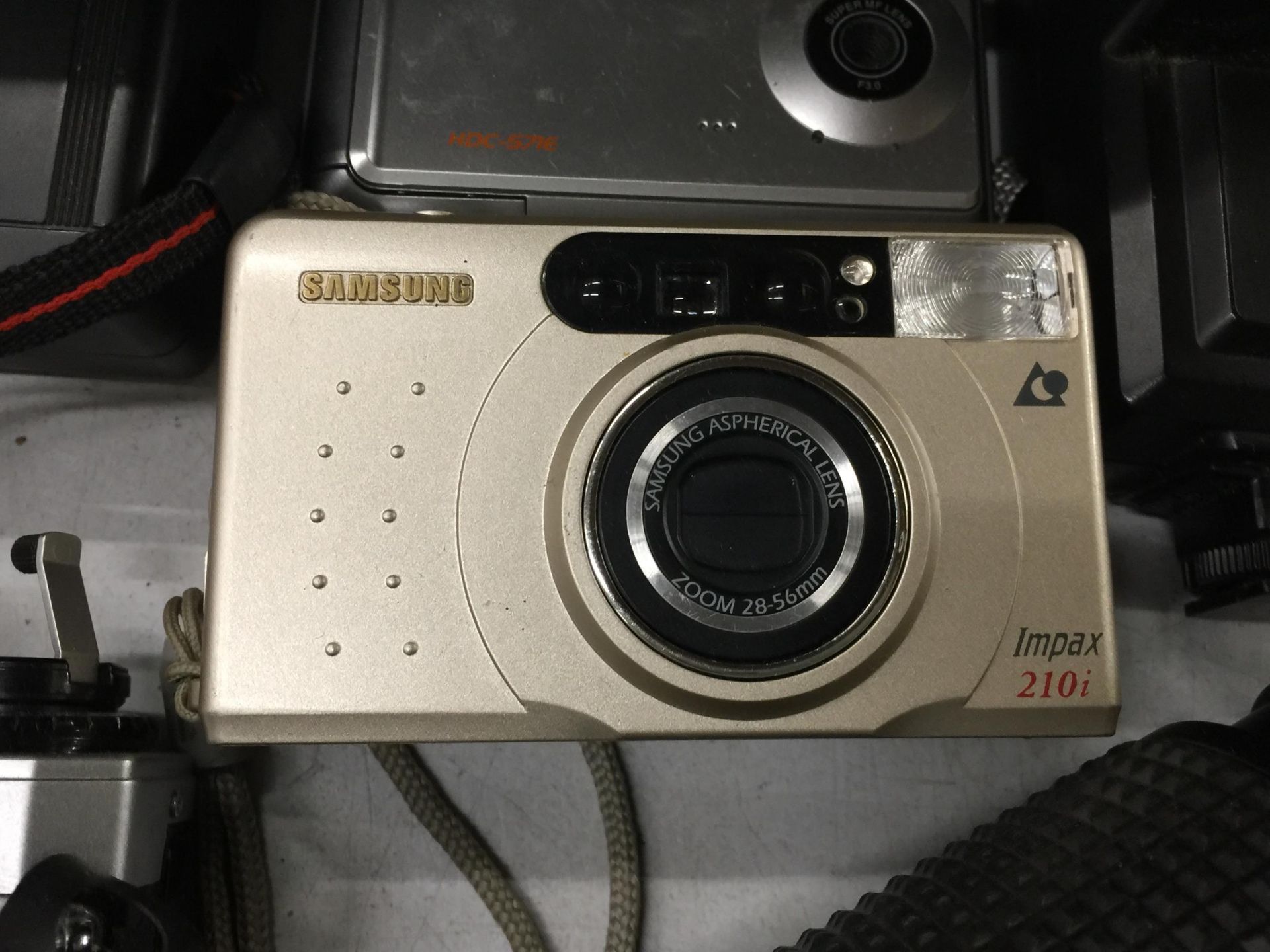VARIOUS CAMERAS TO INCLUDE OLYMPUS, SAMSUNG, LENS, FLASH AND BAG ETC - Image 4 of 5