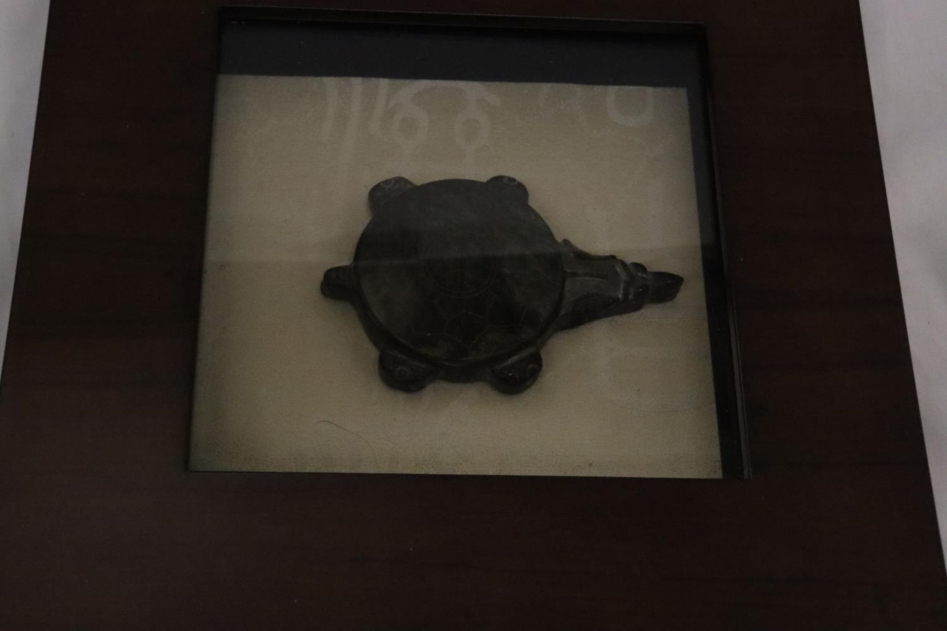 AN ORIENTAL STYLE TURTLE FIGURE IN A WALL HANGING DISPLAY CASE, 30CM X 30CM - Image 3 of 3