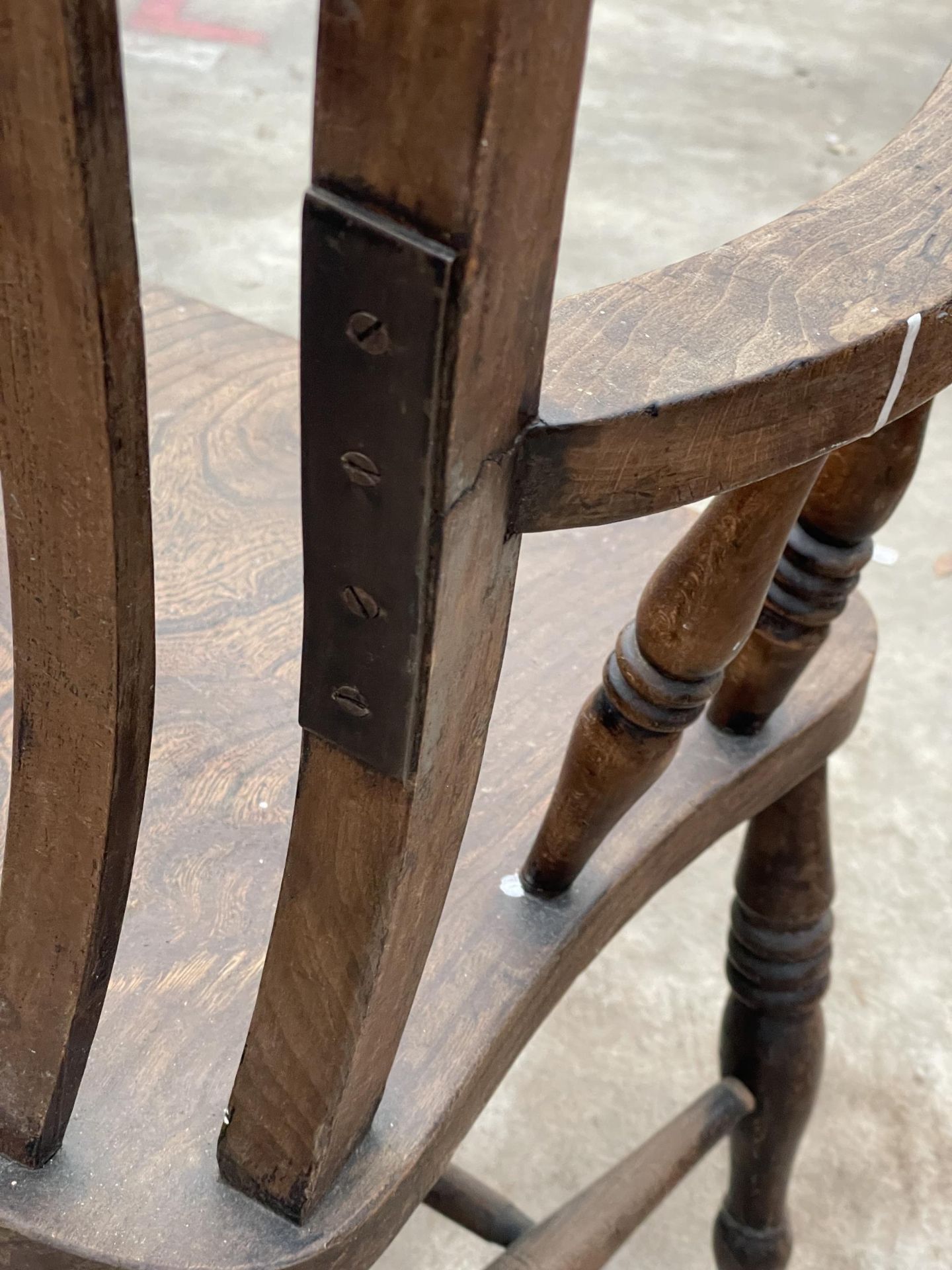 A VICTORIAN ELM AND BEECH LATH BACK FARMHOUSE CHAIR - Image 5 of 5