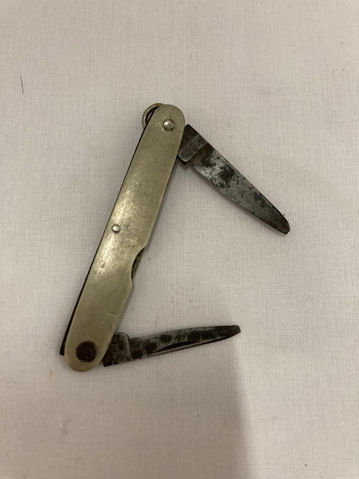 A VINTAGE POCKET KNIFE - Image 2 of 2