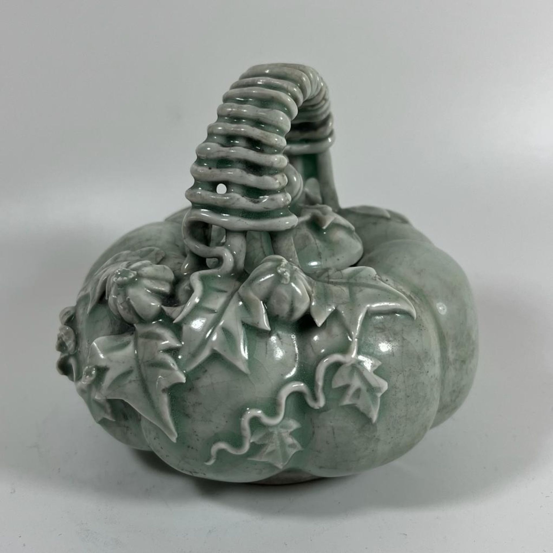 A CHINESE CELADON GLAZE TEAPOT WITH BRAIDED DESIGN HANDLE, HEIGHT 11 CM - Image 5 of 6