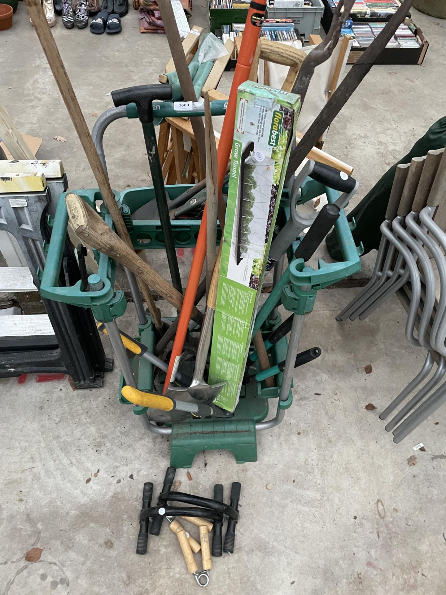 AN ASSORTMENT OF GARDEN HAND TOOLS AND STORAGE UNIT - Image 2 of 4