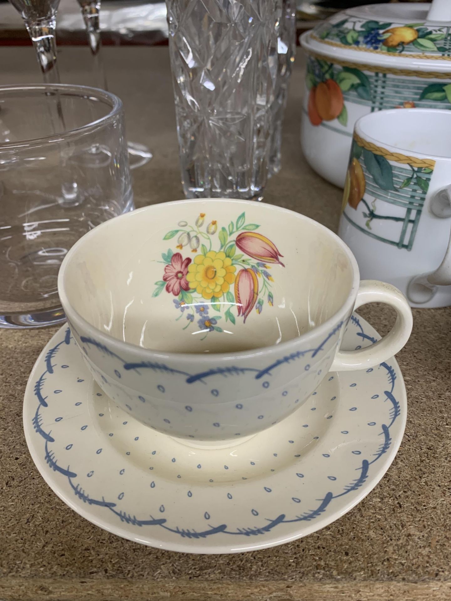 A MIXED LOT TO INCLUDE GLASSES, VASES, CUP AND SAUCER, WEDGWOOD HOMEWARE ETC., - Image 6 of 7
