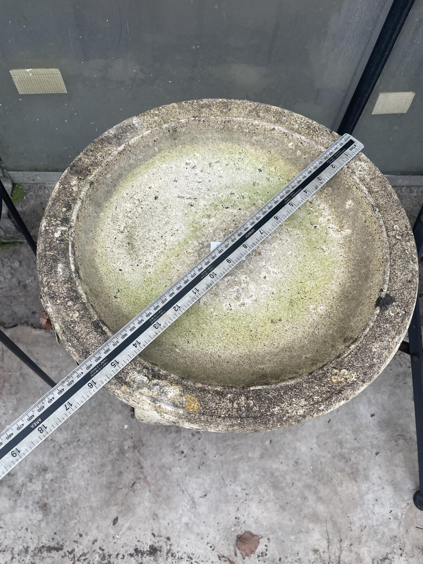 A LOW DECORATIVE CONCRETE BIRDBATH (H:44CM) - Bild 2 aus 2