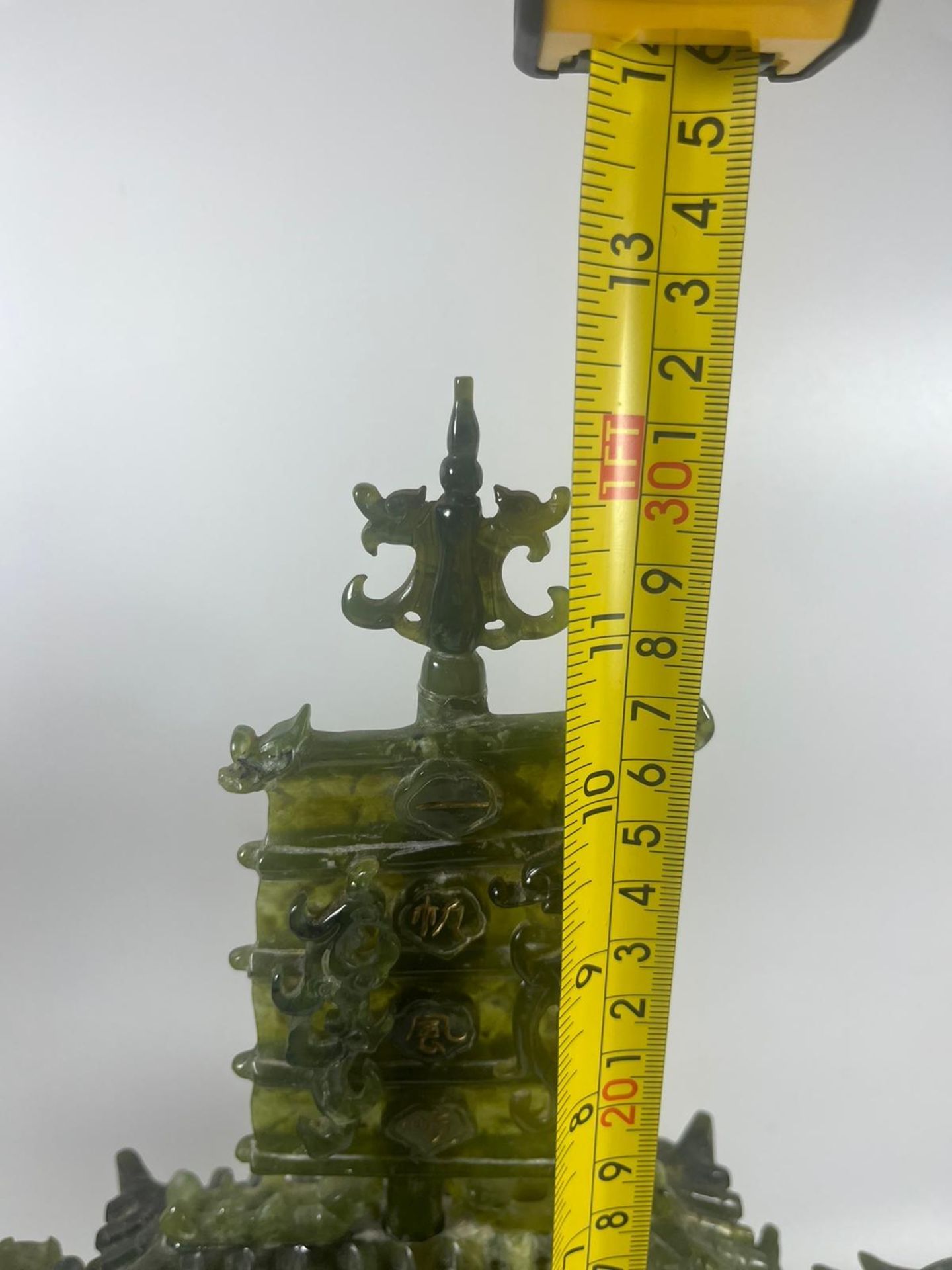 A CHINESE CARVED JADE TYPE GREEN HARDSTONE DRAGON DESIGN BOAT SCULPTURE ON WOODEN BASE, LENGTH 34CM - Bild 6 aus 6