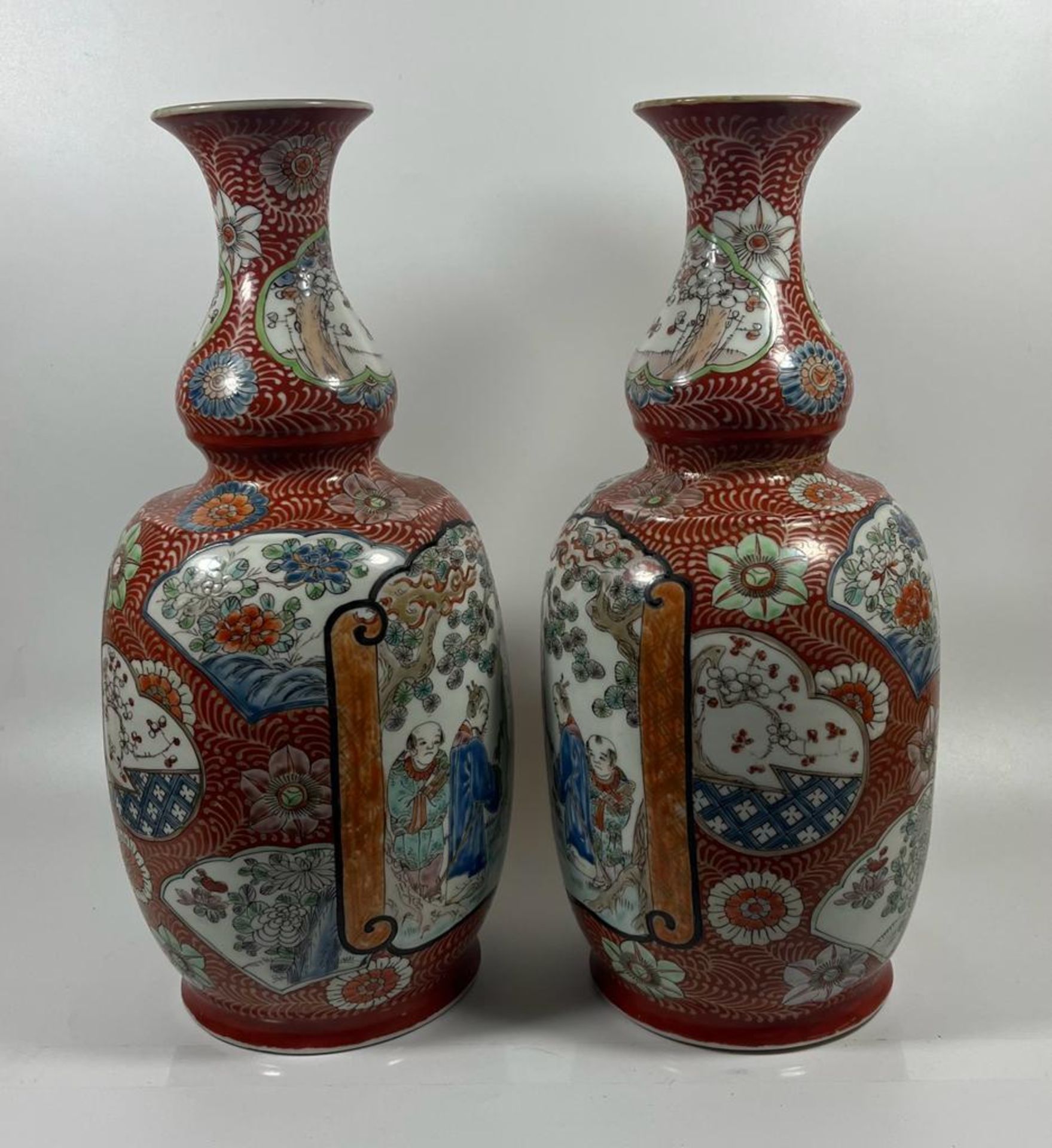 A PAIR OF JAPANESE EARLY TO MID 20TH CENTURY DOUBLE GOURD TYPE VASES WITH HAND PAINTED ENAMELLED - Image 4 of 10