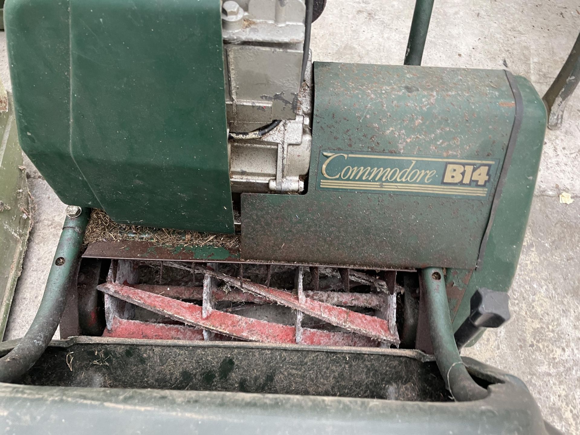 AN ATCO COMMODORE B14 CYLINDER MOWER WITH GRASS BOX - Image 5 of 5