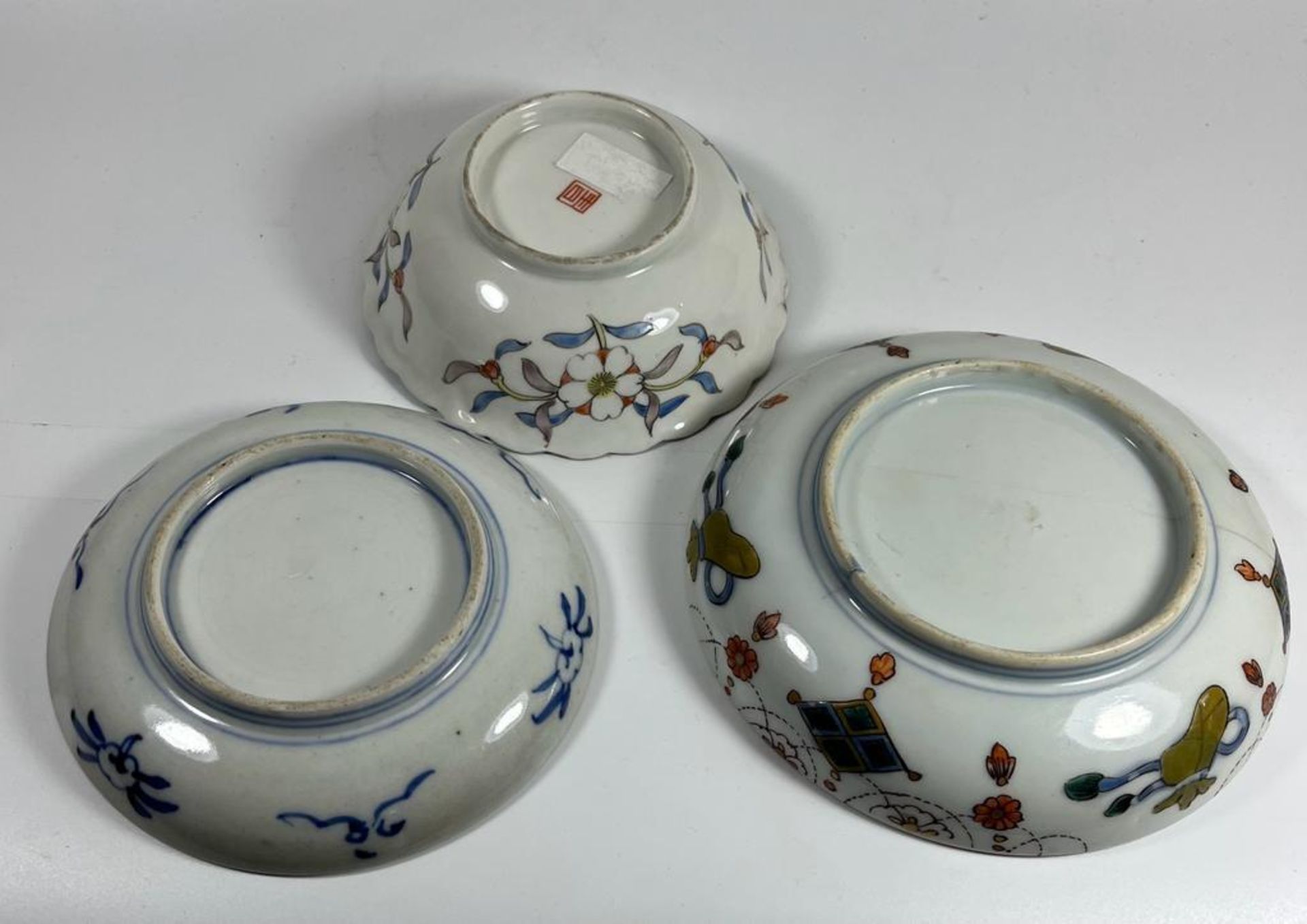 THREE 19TH CENTURY JAPANESE MEIJI PERIOD DISHES TO INCLUDE GREEN ENAMEL AND GEOMETRIC DESIGN - Image 3 of 4