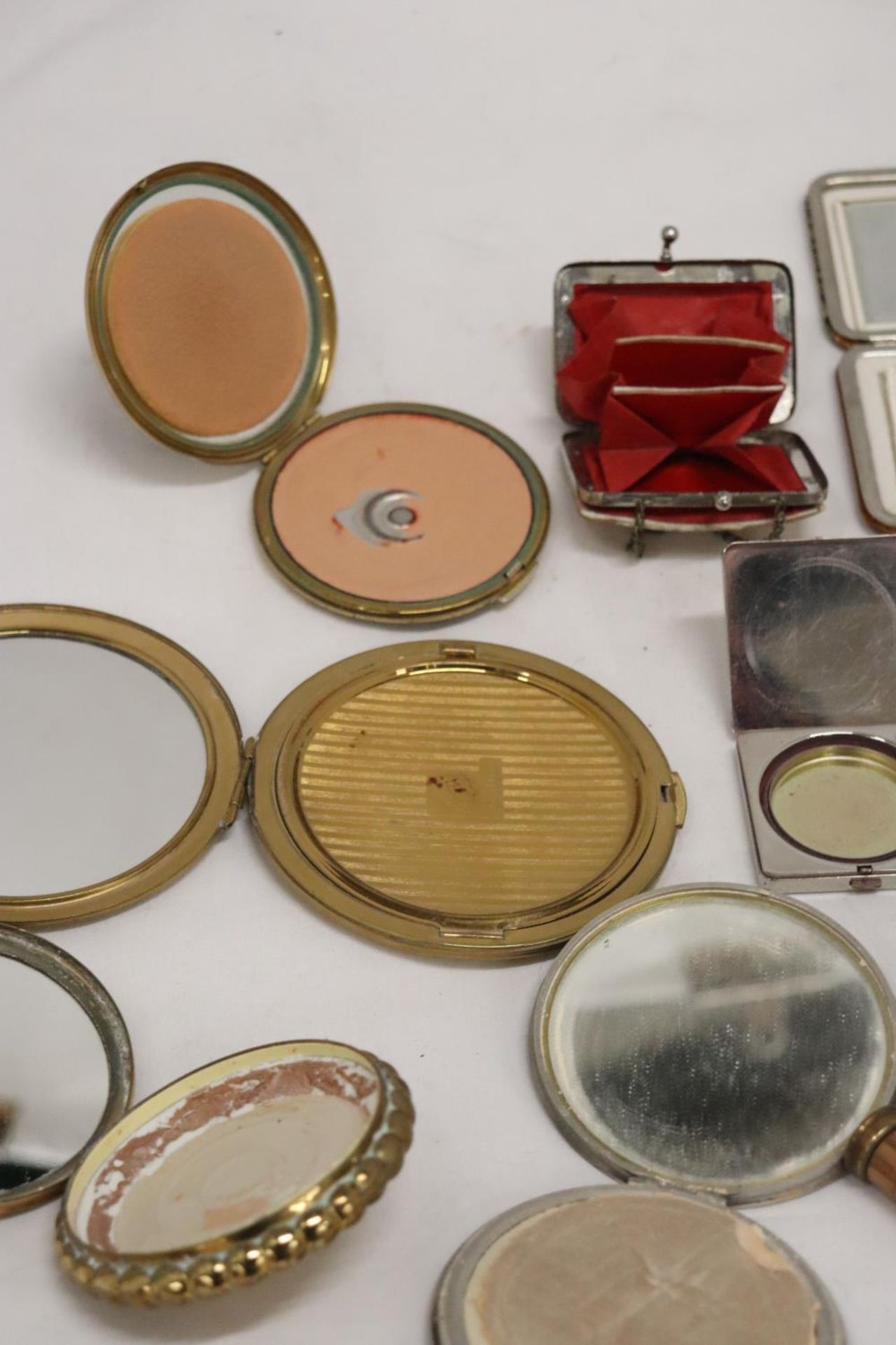 A COLLECTION OF VINTAGE COMPACTS TO INCLUDE STRATTON, ETC - Bild 4 aus 7