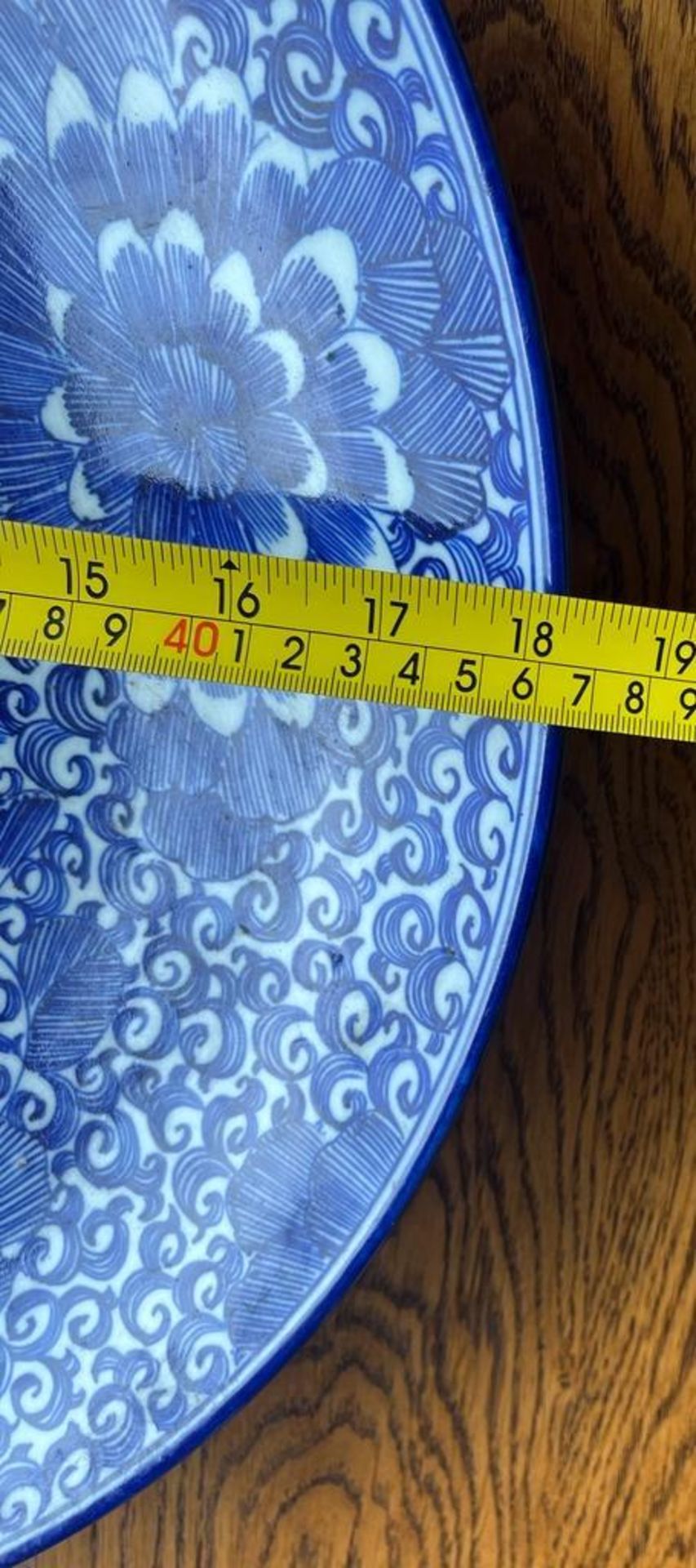 A JAPANESE BLUE AND WHITE POTTERY CHRYSANTHEMUM DESIGN FLORAL CHARGER PLATE, DIAMETER 46CM - Image 6 of 6