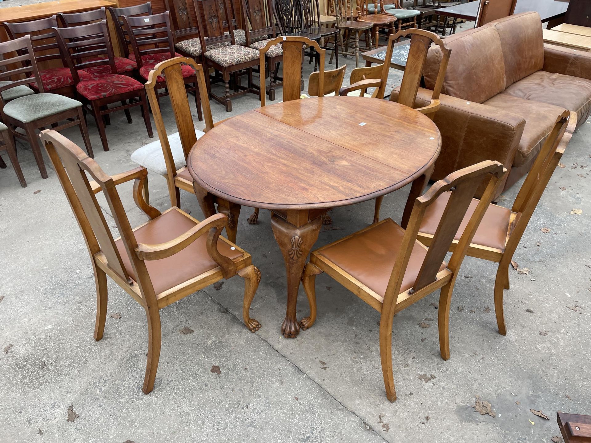 A LATE VICTORIAN WALNUT WIND-OUT DINING TABLE, 52 X 41" (LEAF 17") COMPLETE WITH WINDER AND SIX