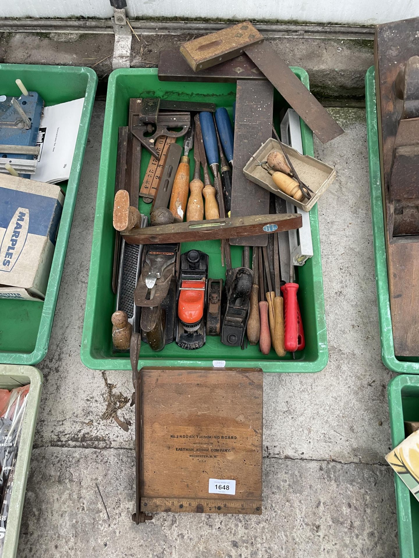 A LARGE ASSORTMENT OF VINTAGE HAND TOOLS TO INCLUDE CHISELS AND WOOD PLANES ETC