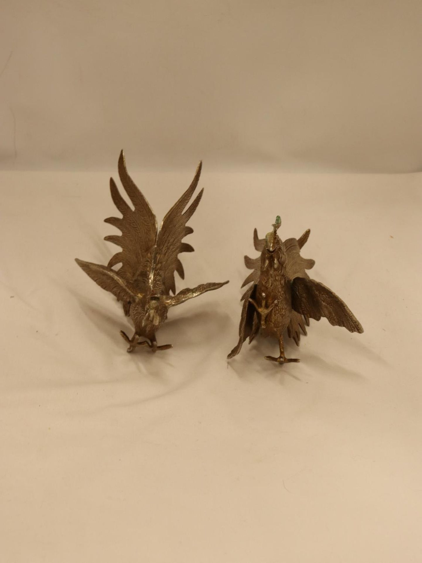 A PAIR OF VINTAGE WHITE METAL FIGHTING COCK FIGURES - Bild 5 aus 6