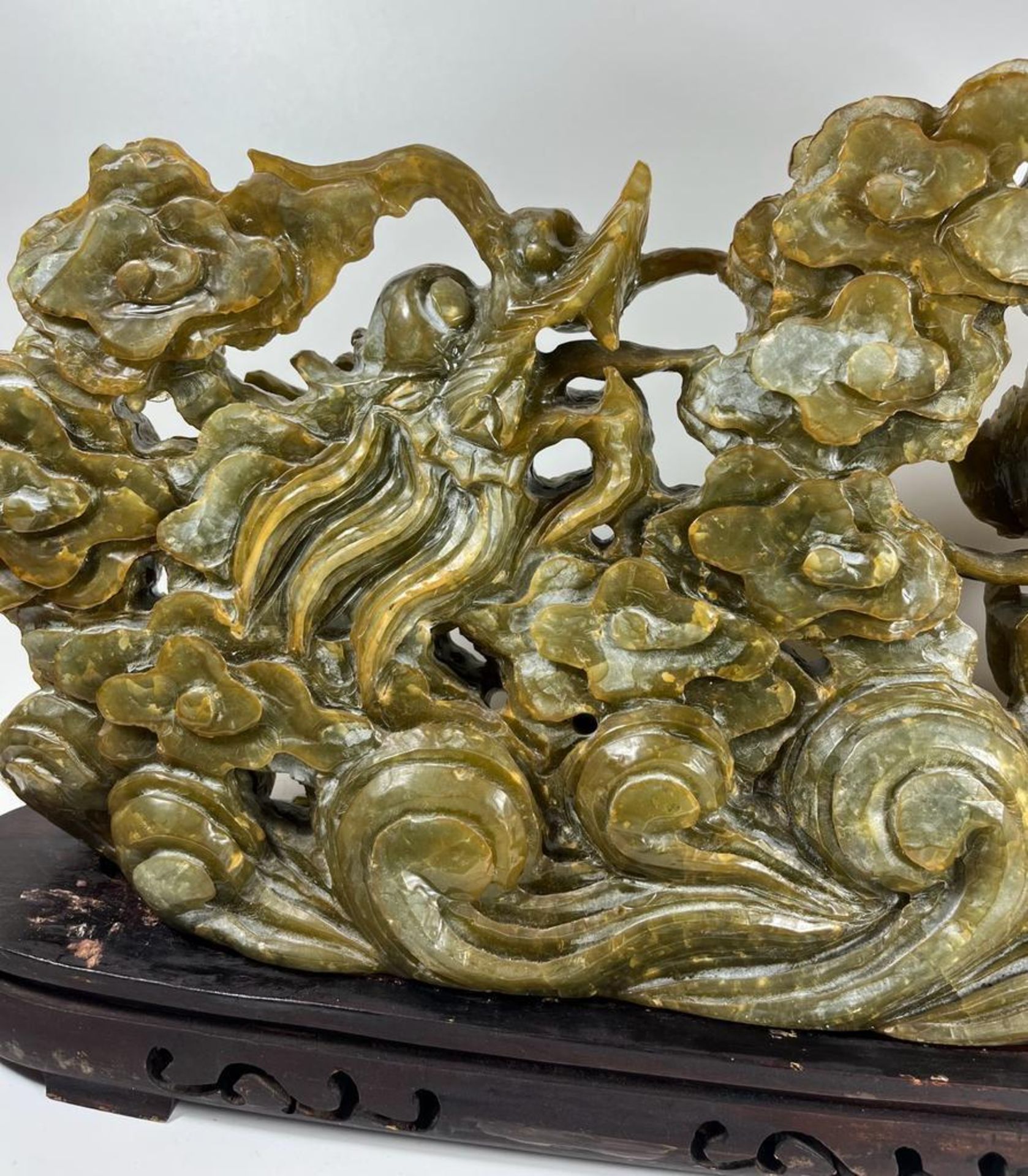 A LARGE CHINESE CARVED JADE TYPE GREEN HARDSTONE SCULPTURE DEPICTING TWO DRAGONS FIGHTING OVER THE - Bild 4 aus 5