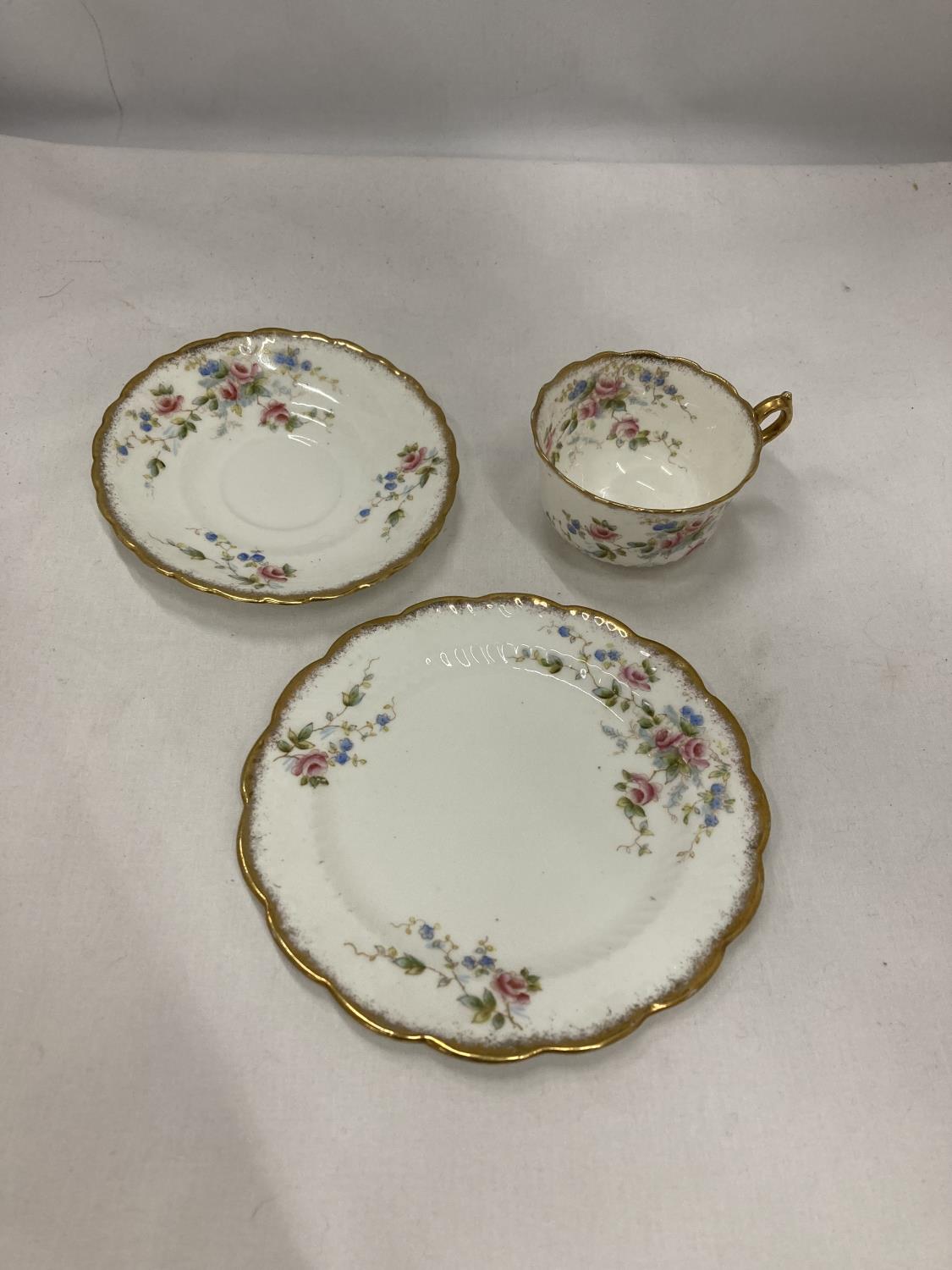 A VINTAGE PART TEASET TO INCLUDE A CAKE PLATE, CREAM JUG, SUGAR BOWL, CUPS, SAUCERS AND SIDE PLATES - Image 3 of 5