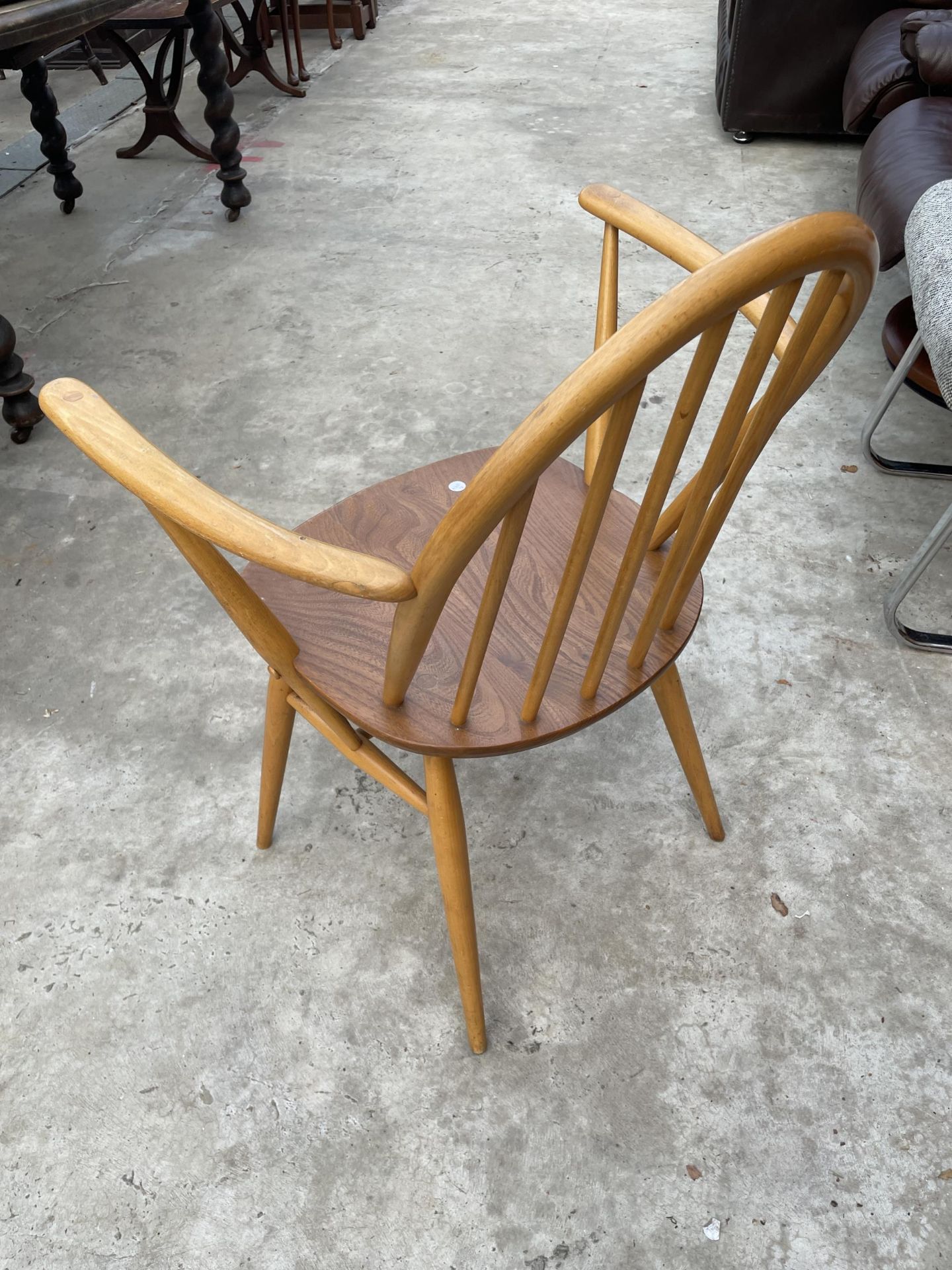 AN ERCOL BLONDE CARVER CHAIR - Image 3 of 3