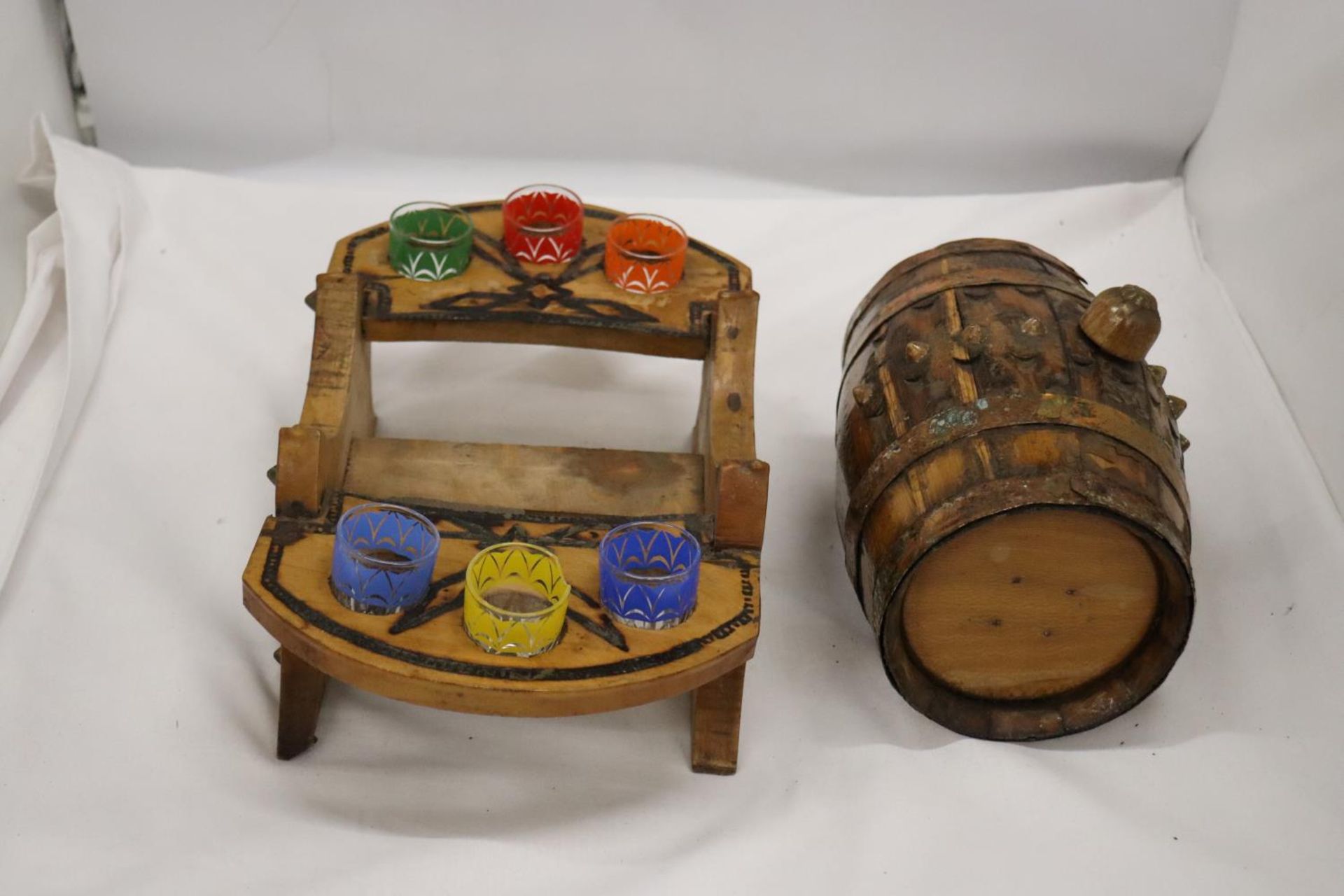A SMALL VINTAGE BARREL WITH SIX GLASSES - 1 A/F - Image 5 of 5