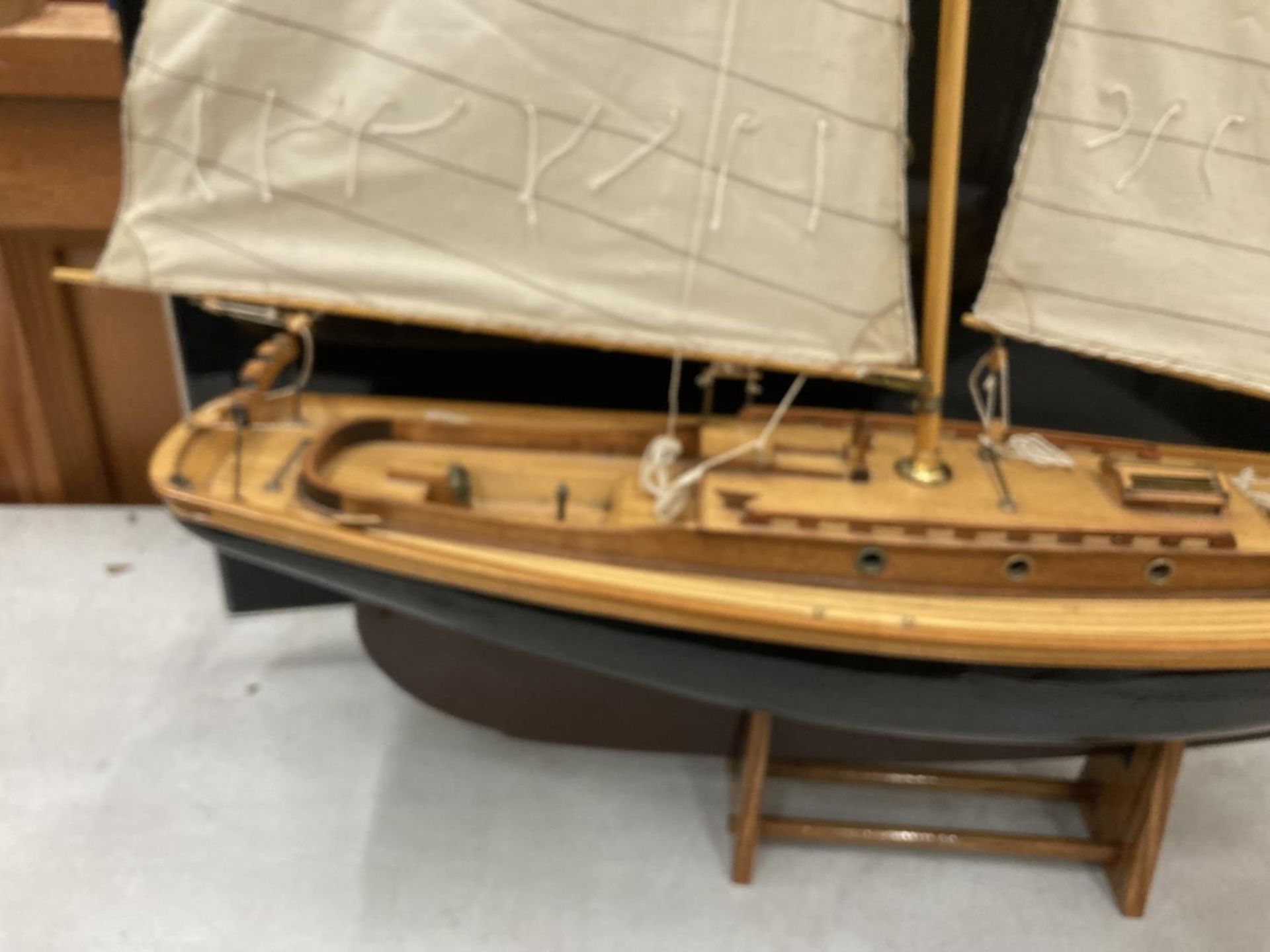 A LARGE MODEL OF A SAILING SHIP - Image 2 of 6