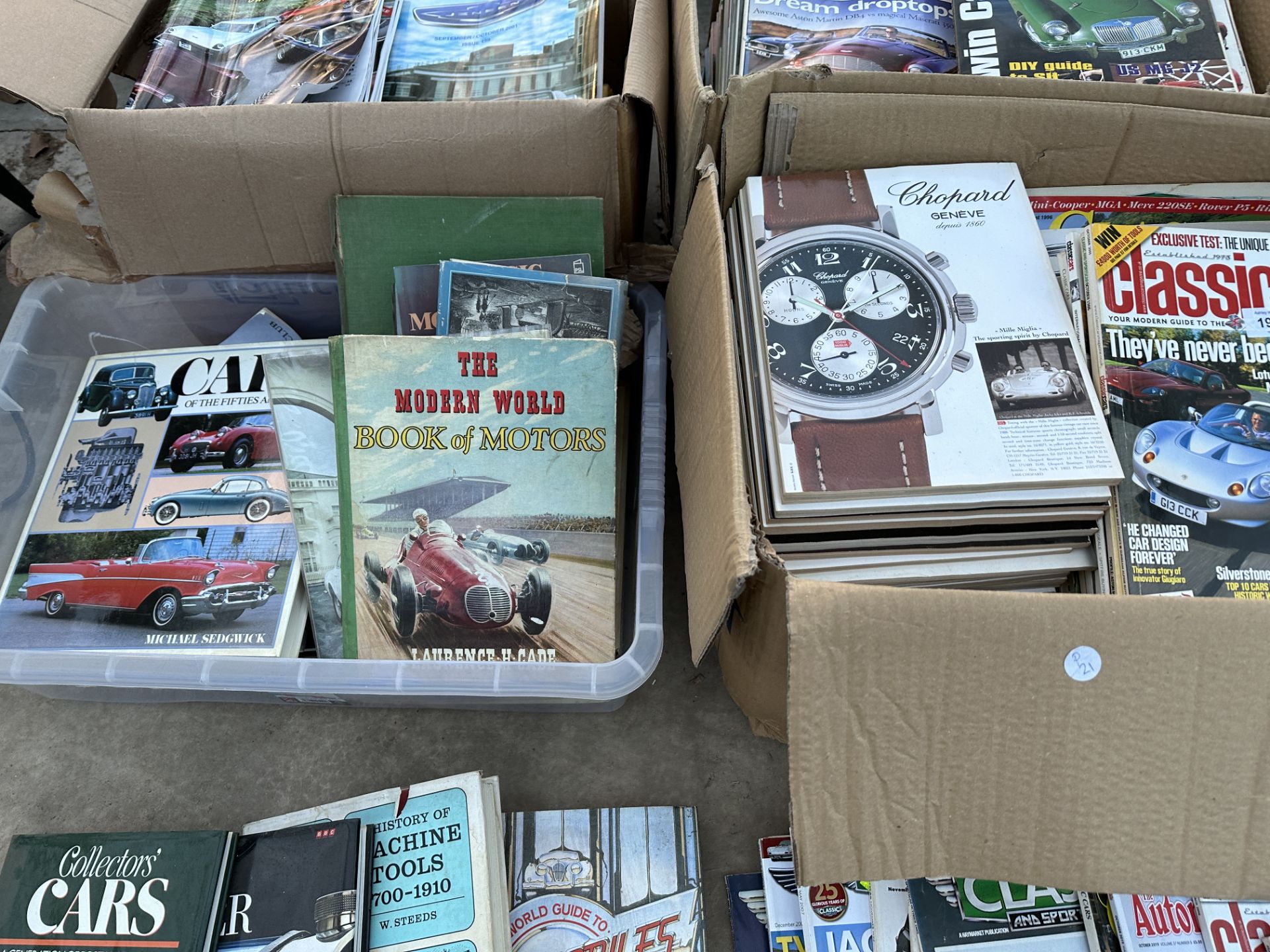 A LARGE ASSORTMENT OF MAGAZINES AND BOOKS TO INCLUDE CLASSICCARS ETC - Image 2 of 3