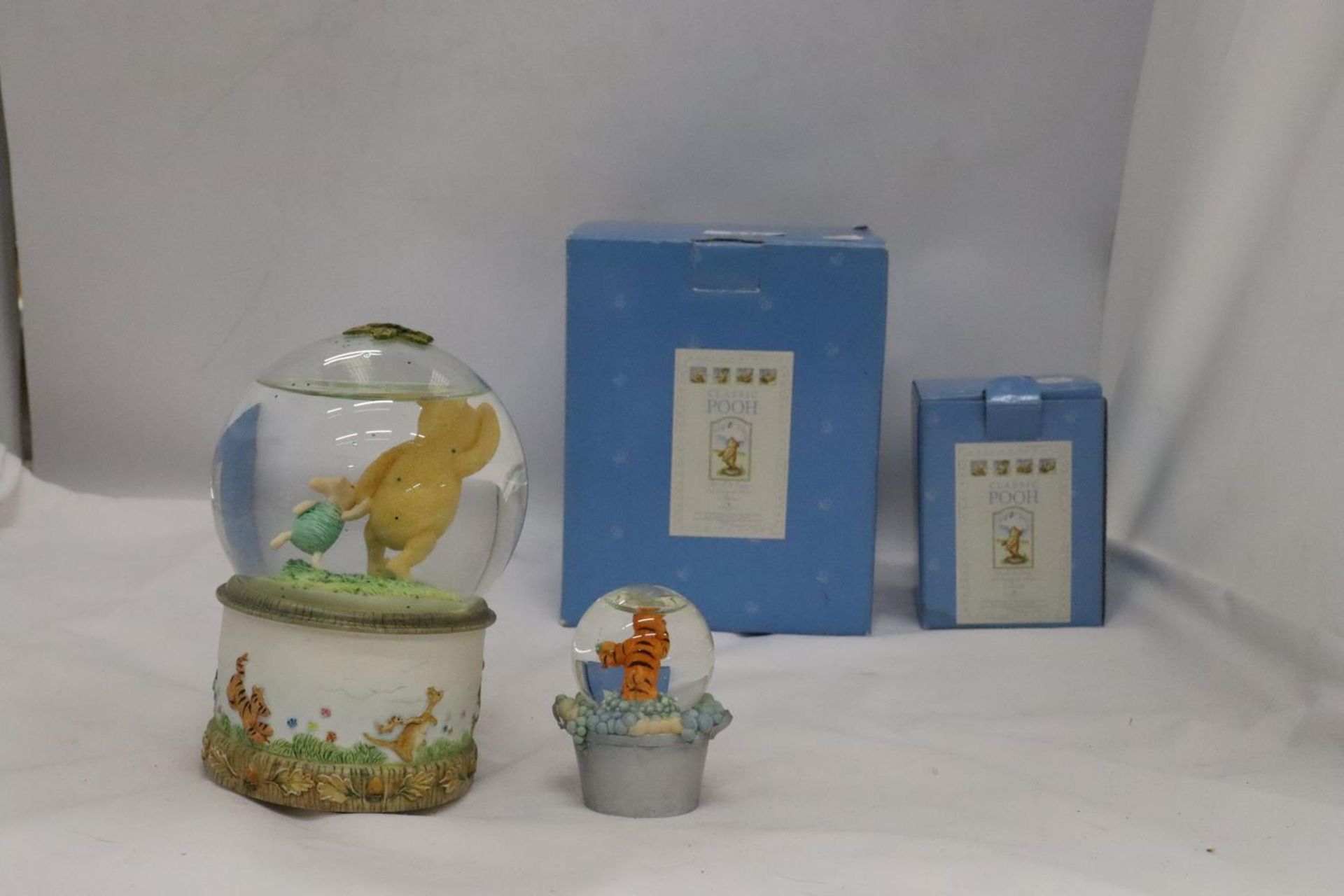 TWO BORDER FINE ARTS WINNIE THE POOH WATERBALLS, A LARGE WINNIE THE POOH AND PIGLET AND A SMALL - Image 4 of 4