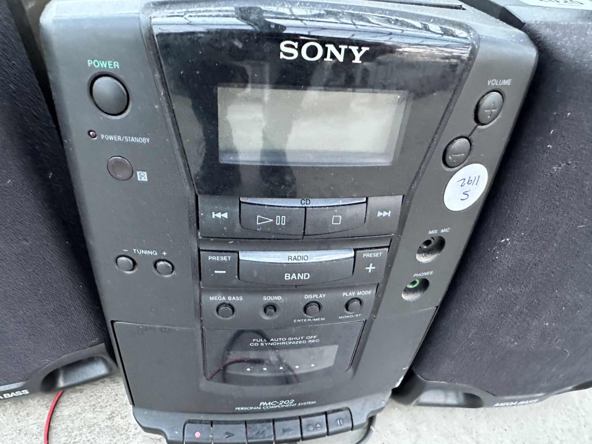 A SONY STEREO SYSTEM WITH TWO SPEAKERS - Bild 2 aus 2