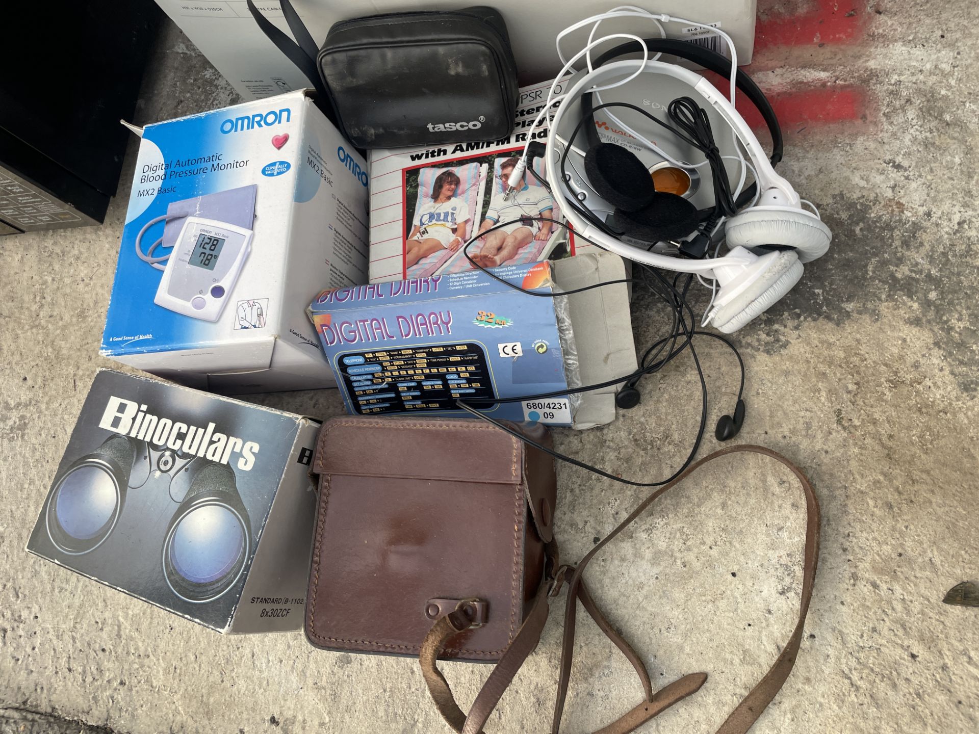 AN ASSORTMENT OF ITEMS TO INCLUDE BINOCULARS, CAMERAS, A PHILIPS RADIO AND A DIGITAL DIARY ETC - Image 2 of 2