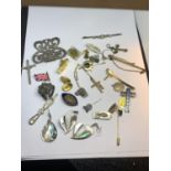 VARIOUS COSTUME JEWELLERY ITEMS TO INCLUDE EARRINGS, BADGES, PINS, PENDANTS ETC