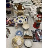 A MIXED LOT OF CERAMICS TO INCLUDE A SADLER TEAPOT, CUPS AND SAUCERS, A BRAMBLY HEDGE TRINKET