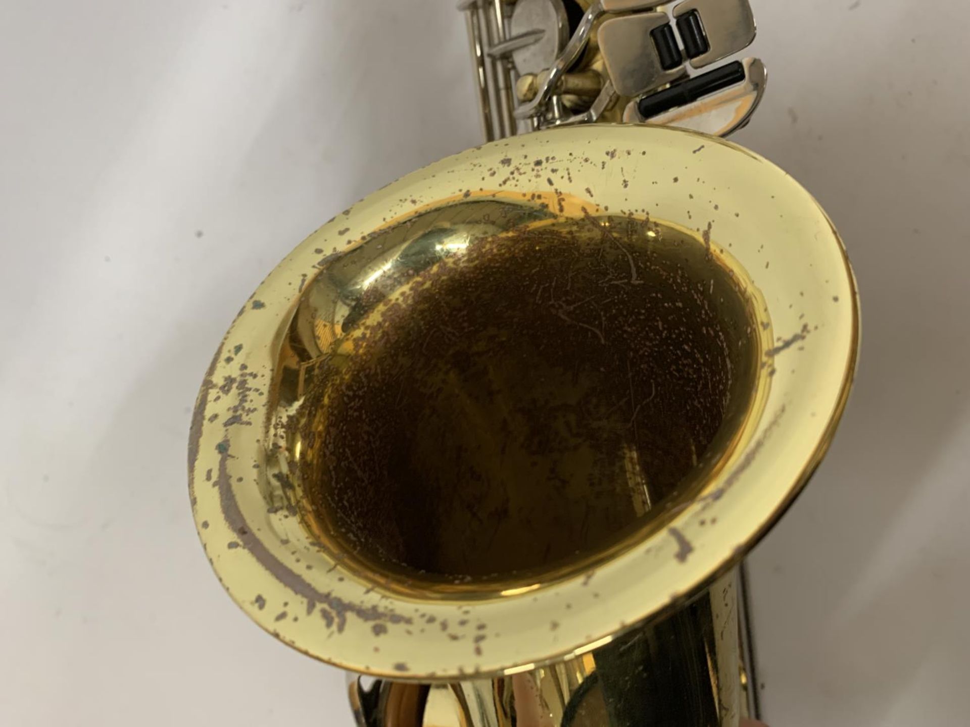 A YAMAHA SAXOPHONE WITH CASE AND A TEACHING BOOK - Image 7 of 24