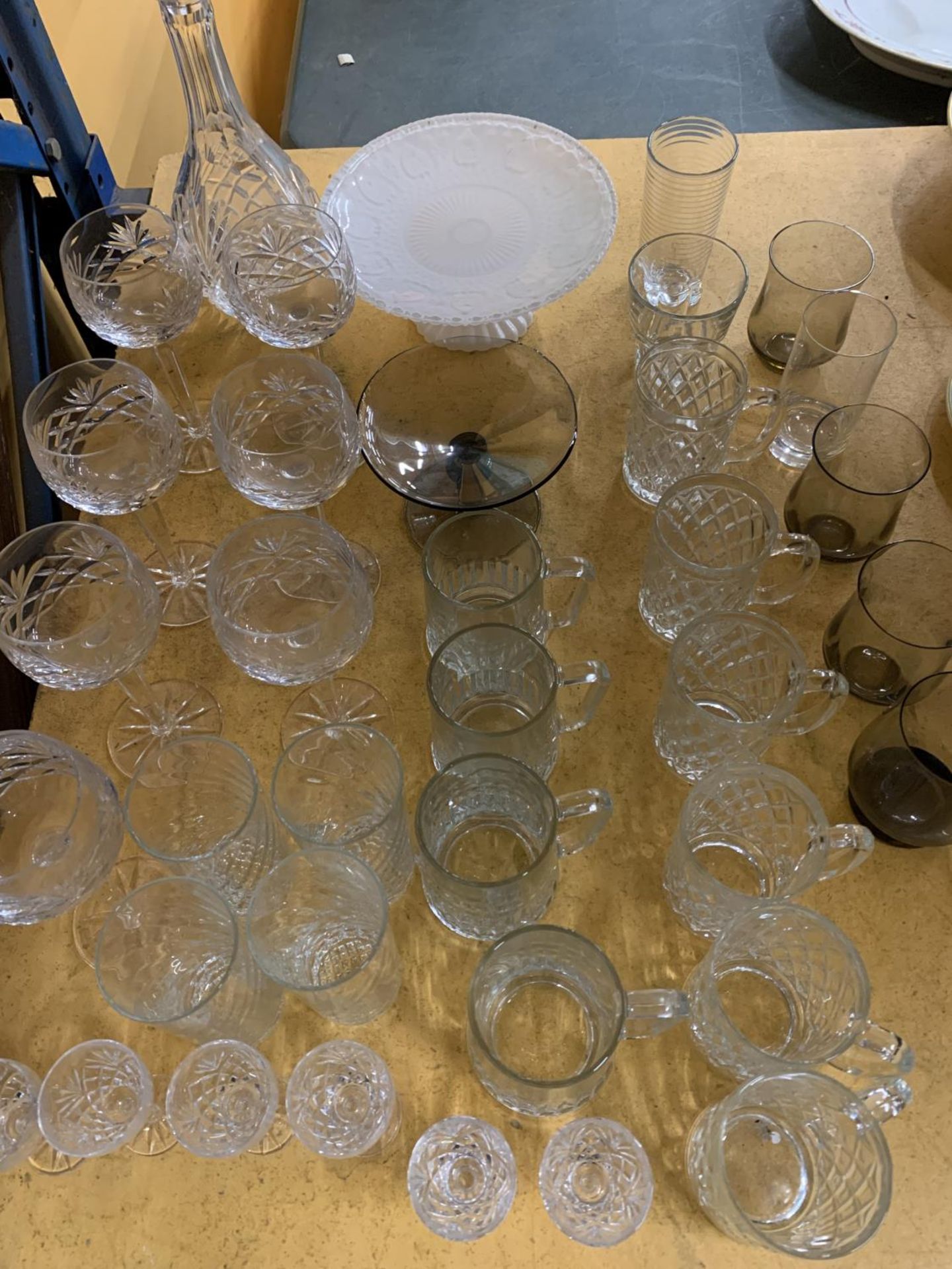 A QUANTITY OF CUT GLASS TO INCLUDE WINE GLASSES AND TANKARDS - Image 2 of 2