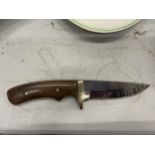 A WOODEN HANDLED HUNTING KNIFE
