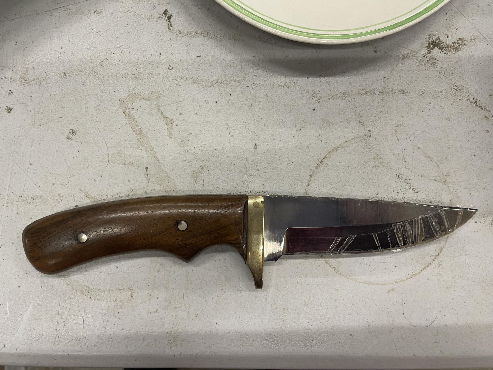 A WOODEN HANDLED HUNTING KNIFE