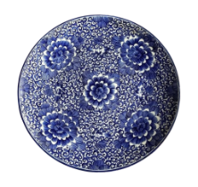 A JAPANESE BLUE AND WHITE POTTERY CHRYSANTHEMUM DESIGN FLORAL CHARGER PLATE, DIAMETER 46CM