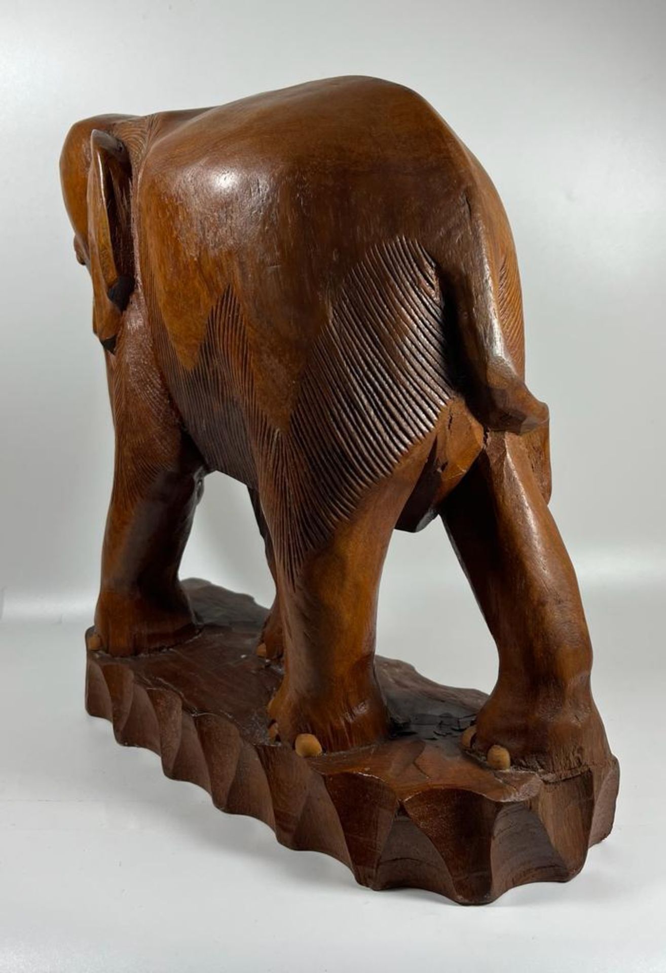 A LARGE AND HEAVY VINTAGE CARVED SOLID TEAK ELEPHANT MODEL, LIKELY CARVED FROM ONE PIECE OF TEAK - Image 7 of 10
