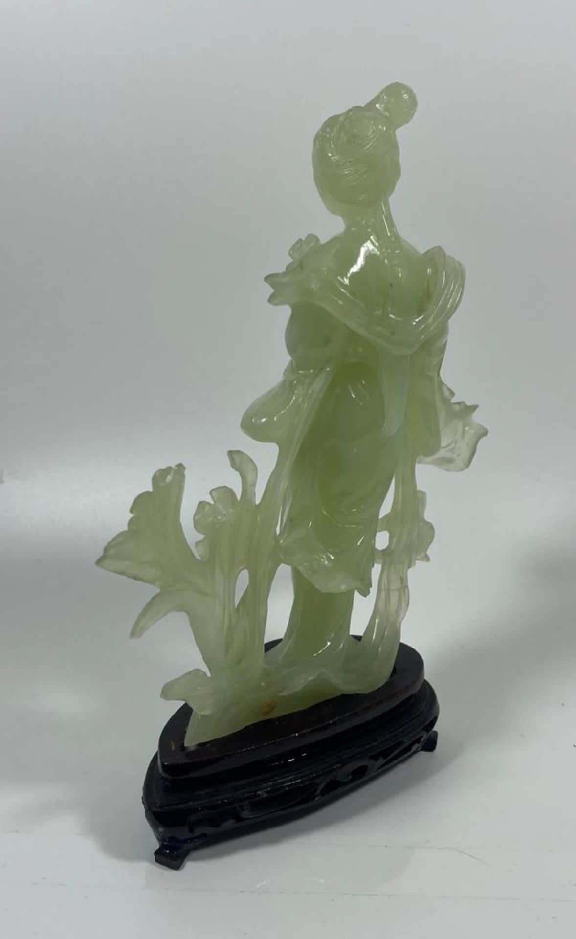 A VINTAGE JADEITE JADE TYPE FIGURE ON A WOODEN DISPLAY BASE, HEIGHT 23 CM - Bild 5 aus 9