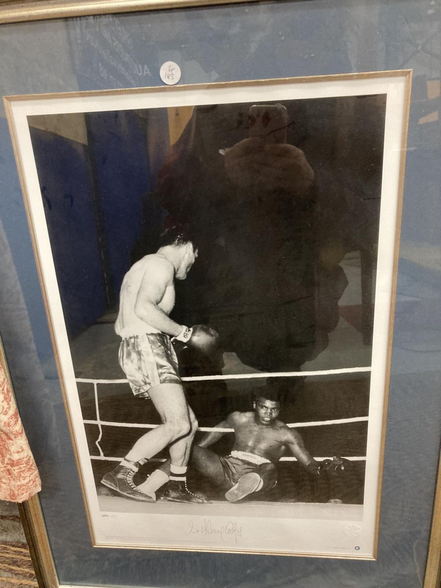 A SIGNED AND FRAMED MUHAMMED ALI & HENRY COOPER PHOTOGRAPH WITH CERTIFICATE OF AUTHENTICITY - Image 2 of 5