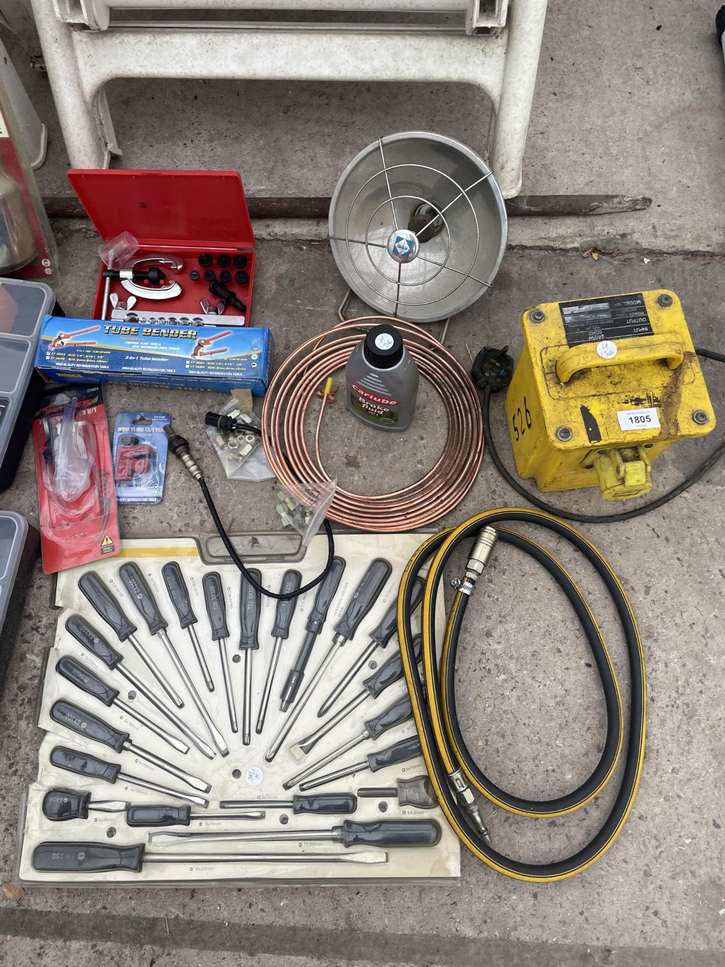 AN ASSORTMENT OF TOOLS AND HARDWARE TO INCLUDE AN AS NEW SUCTION SPRAY GUN, COPPER PIPE, SCREWDRIVER - Image 2 of 5