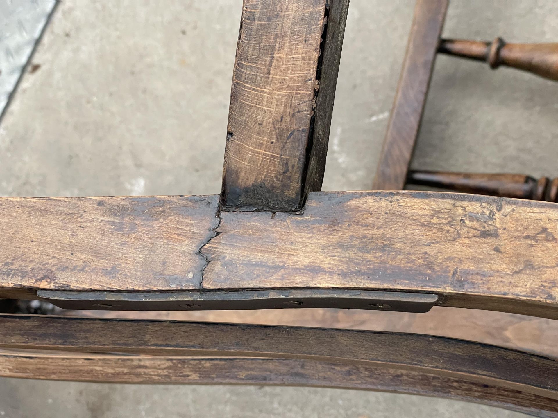 A VICTORIAN ELM AND BEECH LATH BACK FARMHOUSE CHAIR - Image 4 of 5