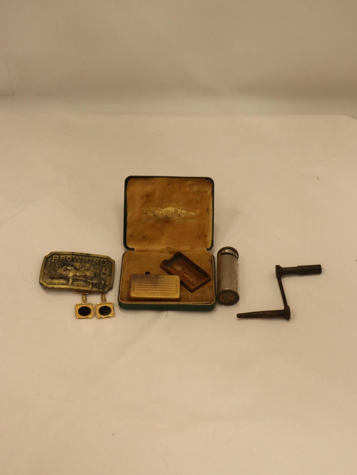 A MIXED VINTAGE LOT TO INCLUDE A BOXED GILETTE RAZOR, CUFFLINKS, MOOSE BELT BUCLE, COIN HOLDER AND - Image 6 of 7