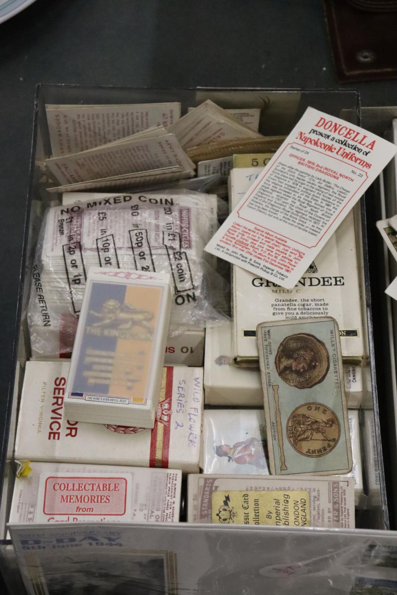 A LARGE QUANTITY OF LOOSE CIGARETTE CARDS TOGETHER WITH A VINTAGE ALBUM - Bild 8 aus 10