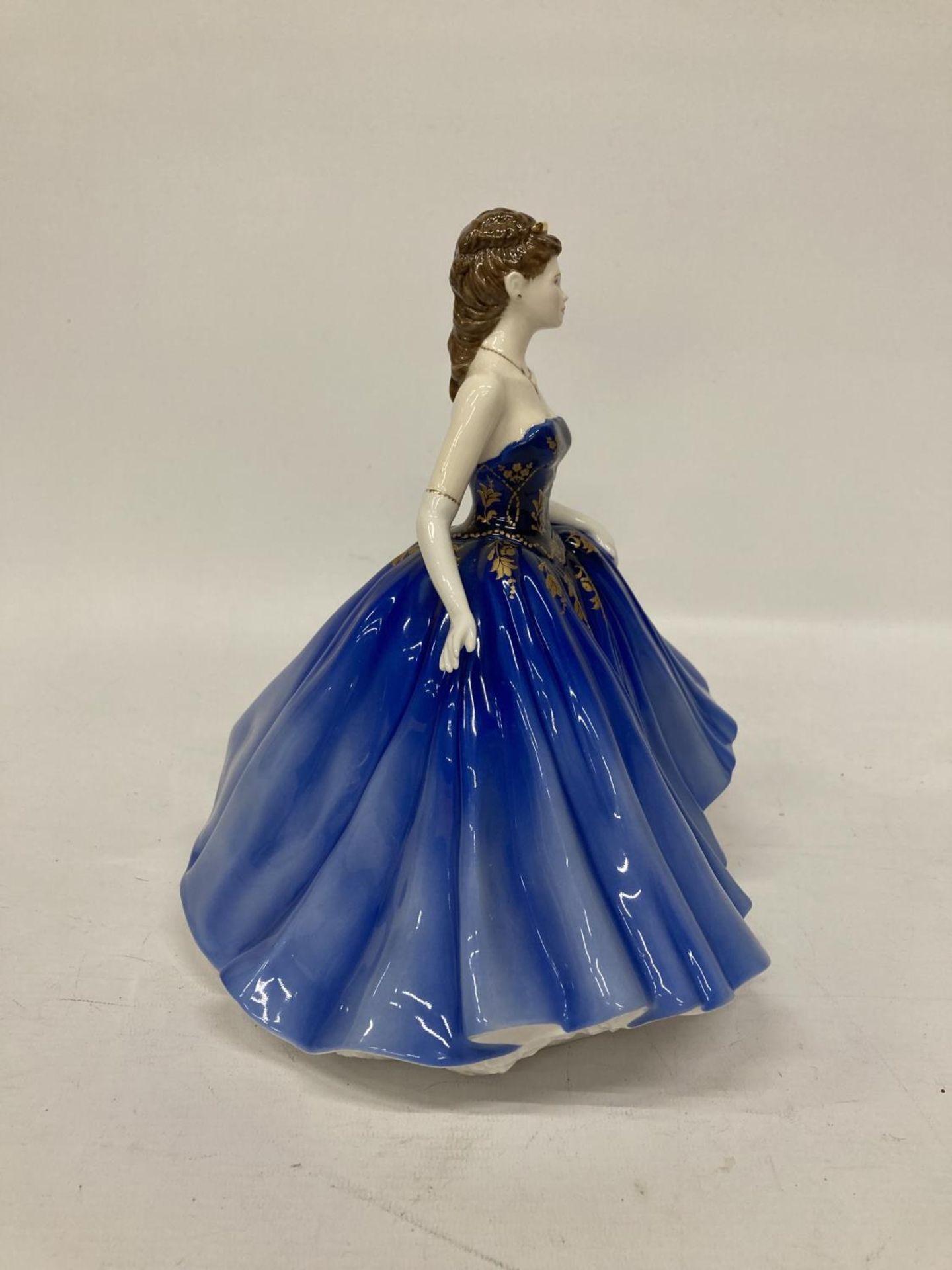 A ROYAL DOULTON FIGURINE FROM THE CLASSICS COLLECTION "ABIGAIL" LADY OF THE YEAR 2006 HN4824 - Image 2 of 5